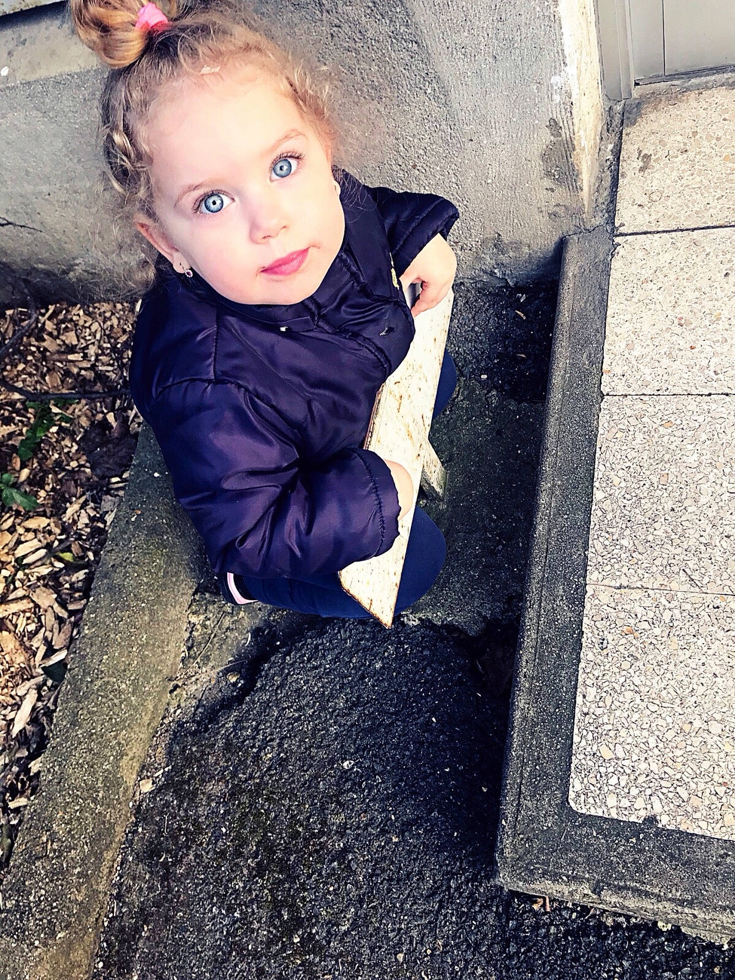 Sofia a rejoint le concours — aidez-le/la à gagner de superbes lots ! child, cool, eye, fun, girl, human, person, photograph, photography, portrait, portrait_photography, sitting, smile, toddler