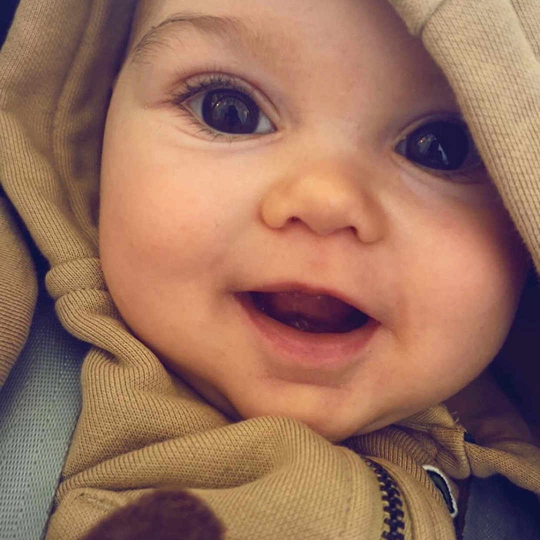Soan participe au concours pour gagner de l'argent avec cette photo : baby, child, closeup, clothing, cozy, cute, expression, eyes, face, happy, hoodie, infant, innocence, joy, portrait, skin, smile, warm_clothing, young_child, zipper