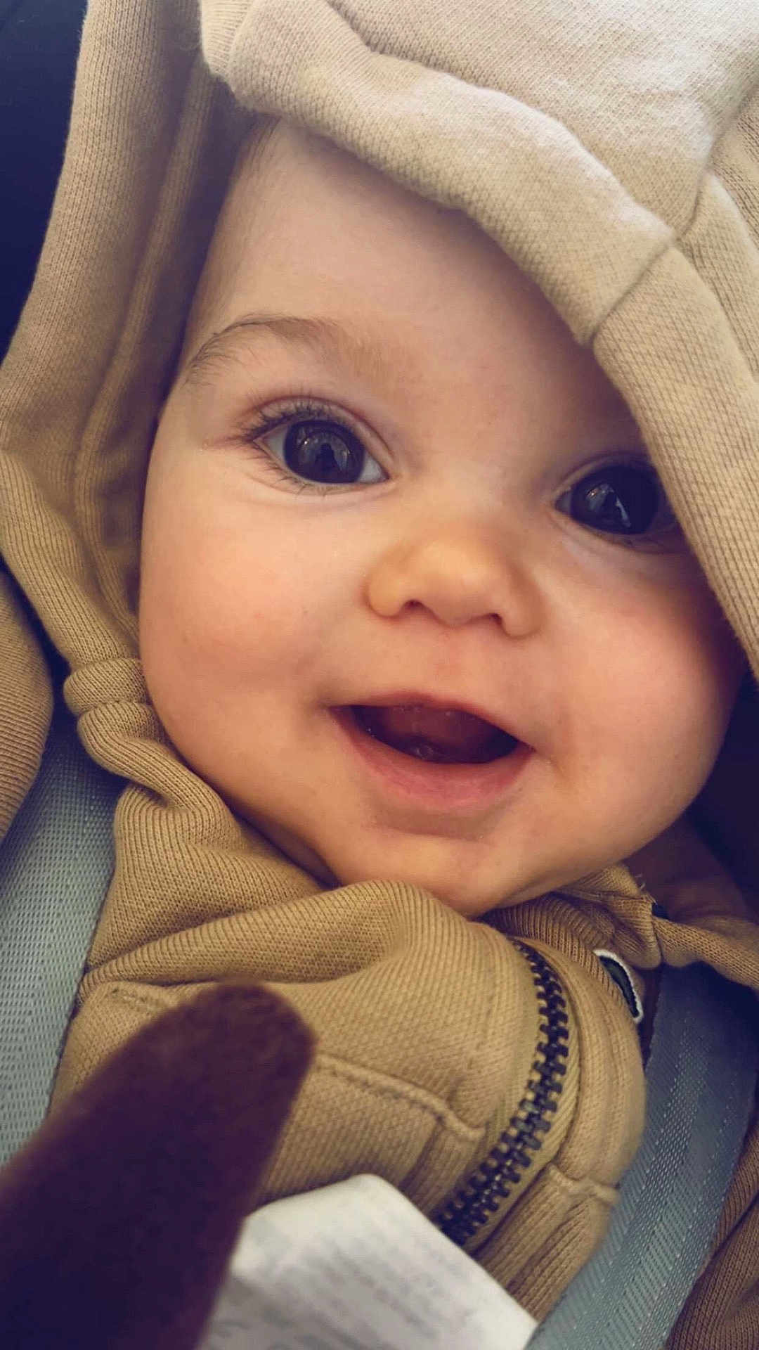 Soan participe au concours pour gagner de l'argent avec cette photo : baby, child, hoodie, smile, face, eyes, closeup, cute, infant, happy, warm_clothing, zipper, skin, young_child, portrait, expression, cozy, innocence, joy, clothing