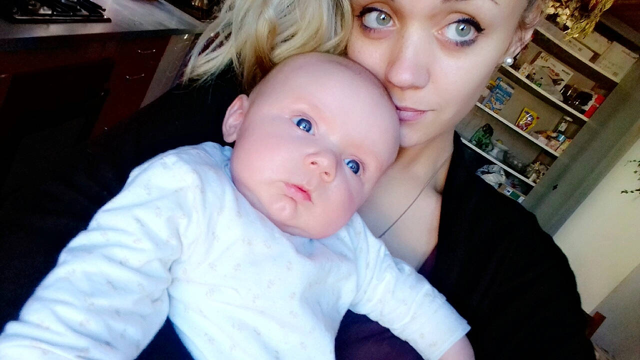 Leeana a rejoint le concours — aidez-le/la à gagner de superbes lots ! baby, blond, cheek, child, daughter, ear, eye, eyebrow, face, fun, head, iris, lip, mother, nose, person, skin, smile, toddler