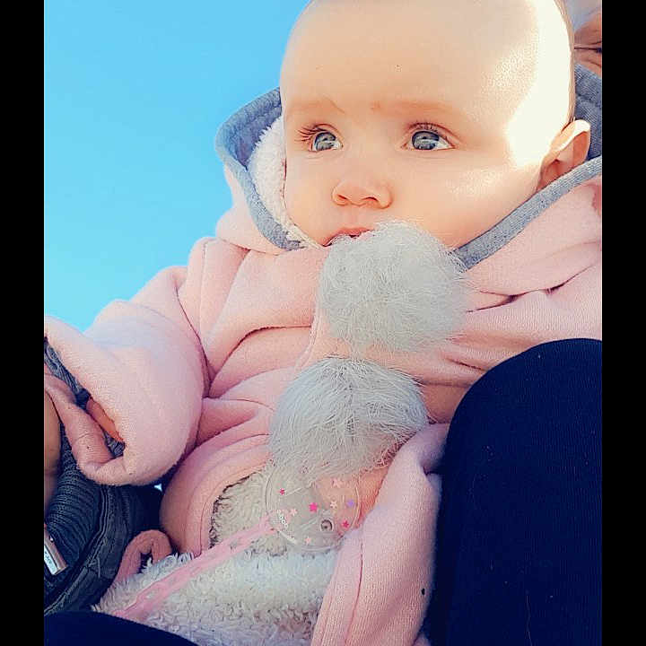 Leeana participe au concours pour gagner de l'argent avec cette photo : baby, cheek, child, eye, face, fur, head, mother, nose, photo_caption, photograph, photography, sitting, skin, smile, toddler
