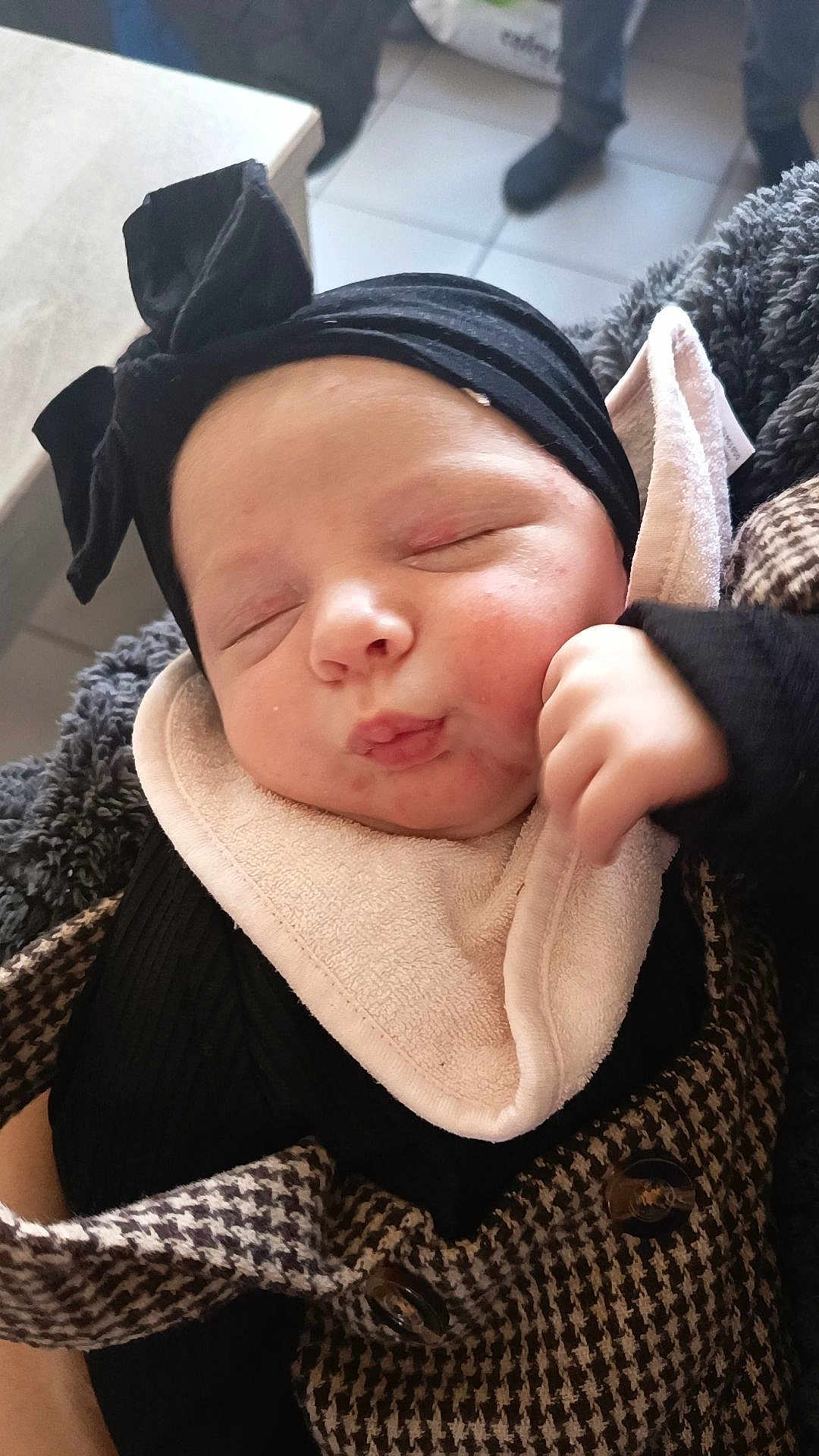 Tressia a rejoint le concours — aidez-le/la à gagner de superbes lots ! baby, sleeping, headband, bow, bib, cheeks, clothing, cozy, blanket, portrait, indoor, soft, toddler, cute, peaceful, infant, child, face, hand, warm