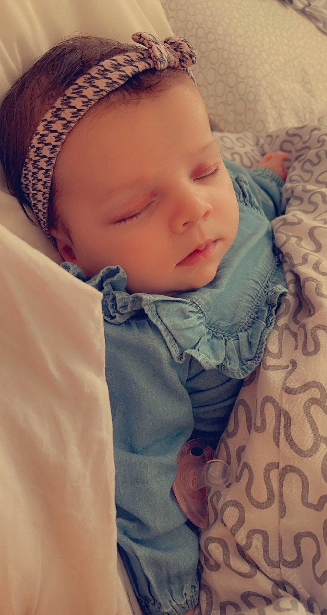 Elya a rejoint le concours — aidez-le/la à gagner de superbes lots ! baby, baby_sleeping, baby_toddler_clothing, cap, cheek, comfort, eye, eyebrow, face, finger, happy, head, lip, nose, outerwear, person, product, skin, sleeve, textile