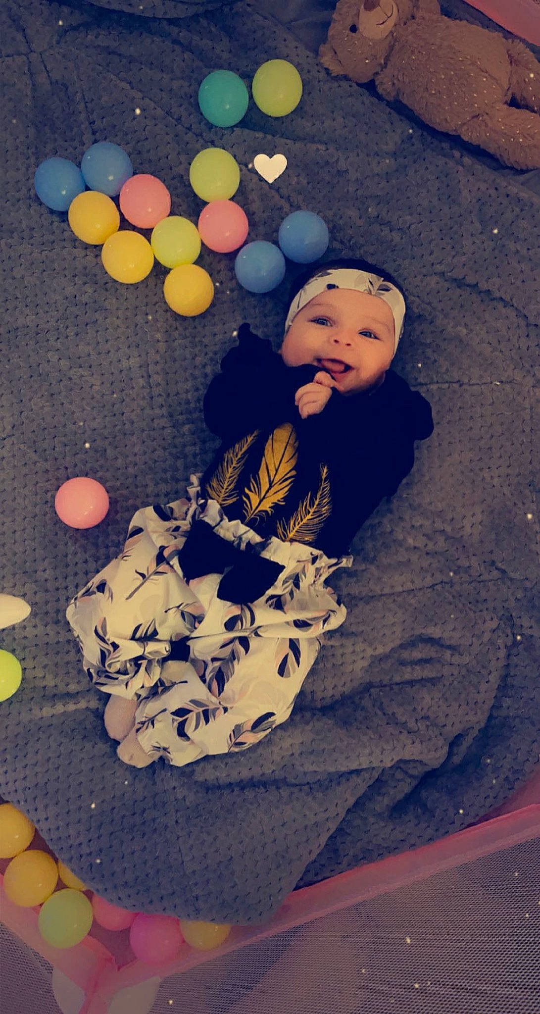 Elya a rejoint le concours — aidez-le/la à gagner de superbes lots ! asphalt, balloon, child, electric_blue, flash_photography, flooring, font, fun, happy, headwear, orange, party_supply, pattern, people_in_nature, person, road_surface, shadow, sitting, snapshot, tints_and_shades