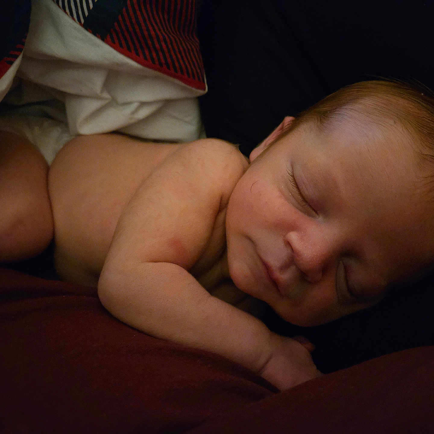 Raphaël a rejoint le concours — aidez-le/la à gagner de superbes lots ! baby, blanket, child, closeup, cozy, cute, face, head, human, infant, lying_down, newborn, peaceful, portrait, rest, skin, sleeping, soft, toddler, warm