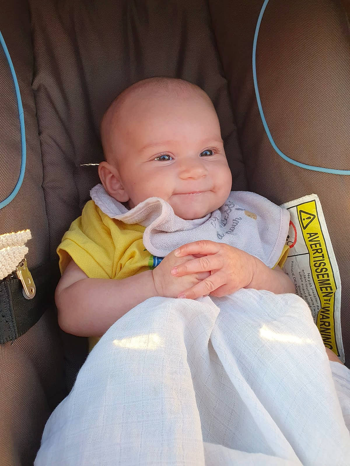 Helena a rejoint le concours — aidez-le/la à gagner de superbes lots ! baby, baby_products, baby_toddler_clothing, beauty, chair, cheek, child, comfort, dress, facial_expression, finger, happy, iris, mechanical_fan, person, sitting, skin, sleeve, smile, thumb