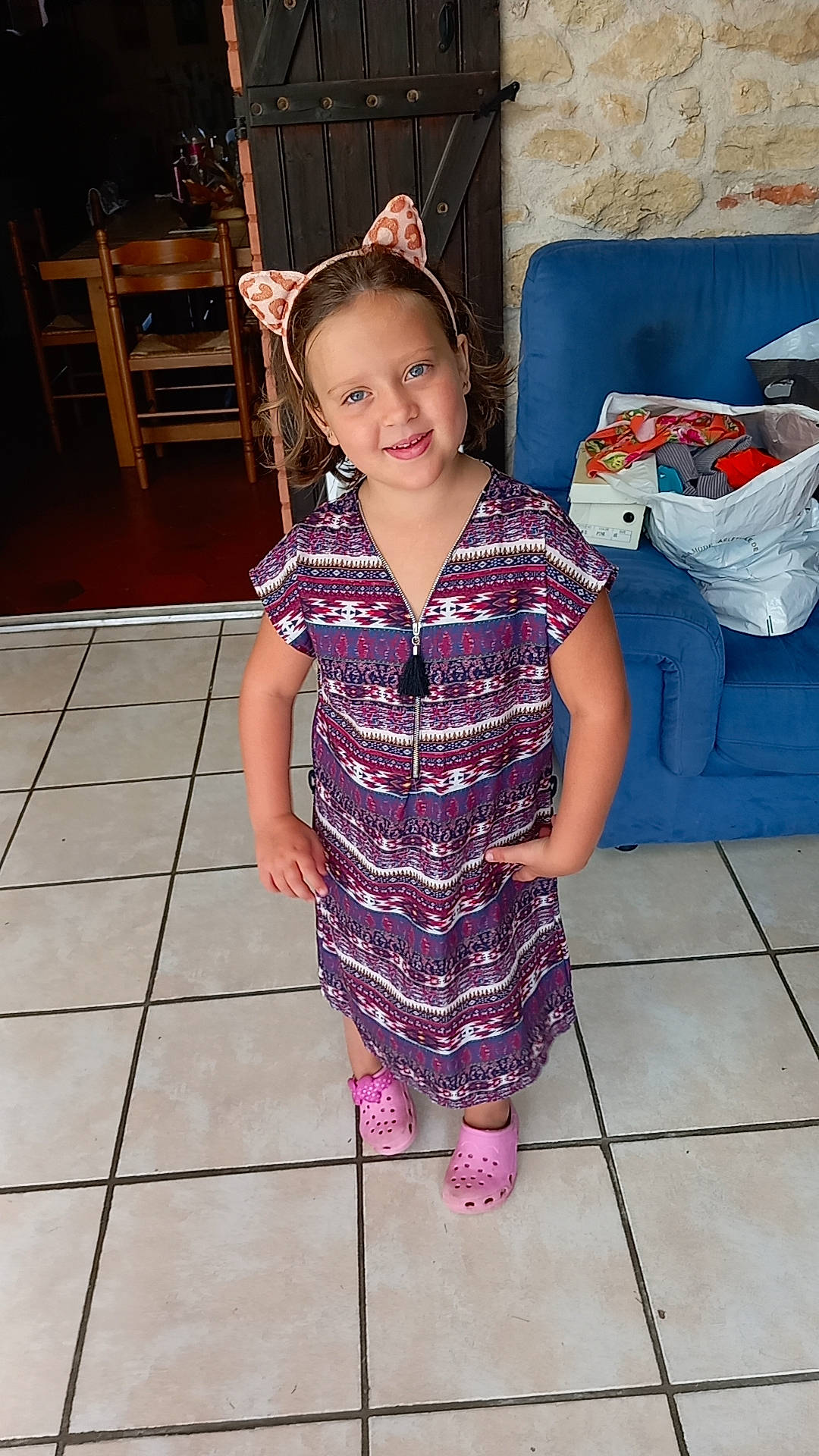 Eloane participe au concours pour gagner de l'argent avec cette photo : baby_toddler_clothing, chair, child, clothing, dress, event, fashion_design, flooring, fun, hair, hairstyle, human_leg, joy, magenta, one_piece_garment, pattern, person, pink, purple, sleeve