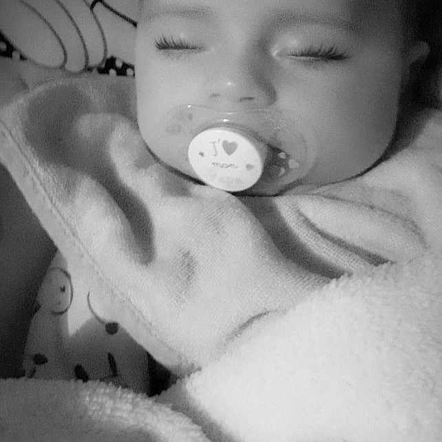 Julia a rejoint le concours — aidez-le/la à gagner de superbes lots ! baby, bedtime, black_and_white, cheek, child, eye, face, head, lip, monochrome, monochrome_photography, mouth, nose, photograph, photography, skin, style, toddler, white