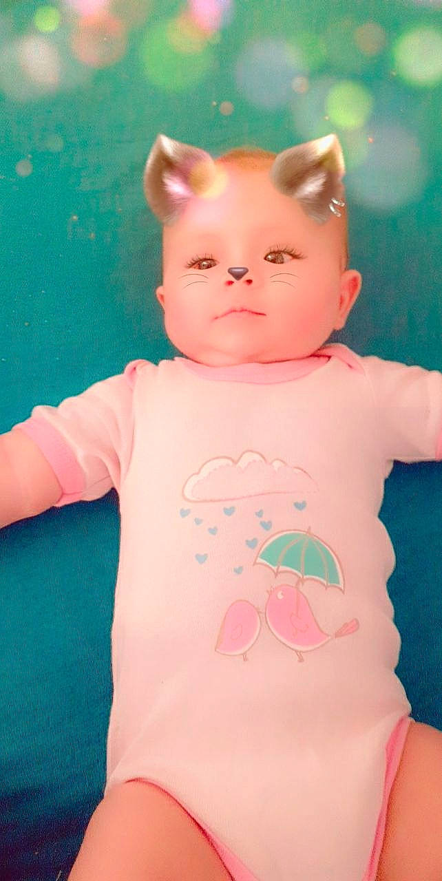 Julia a rejoint le concours — aidez-le/la à gagner de superbes lots ! baby, cheek, child, domestic_pig, head, lip, person, pink, sleeve, smile, suidae, toddler