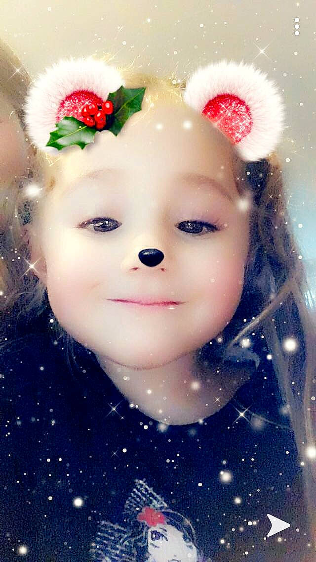 Louanne participe au concours pour gagner de l'argent avec cette photo : cheek, child, christmas, eyelash, face, flower, head, headwear, lip, person, plant, smile, snow, toddler, winter