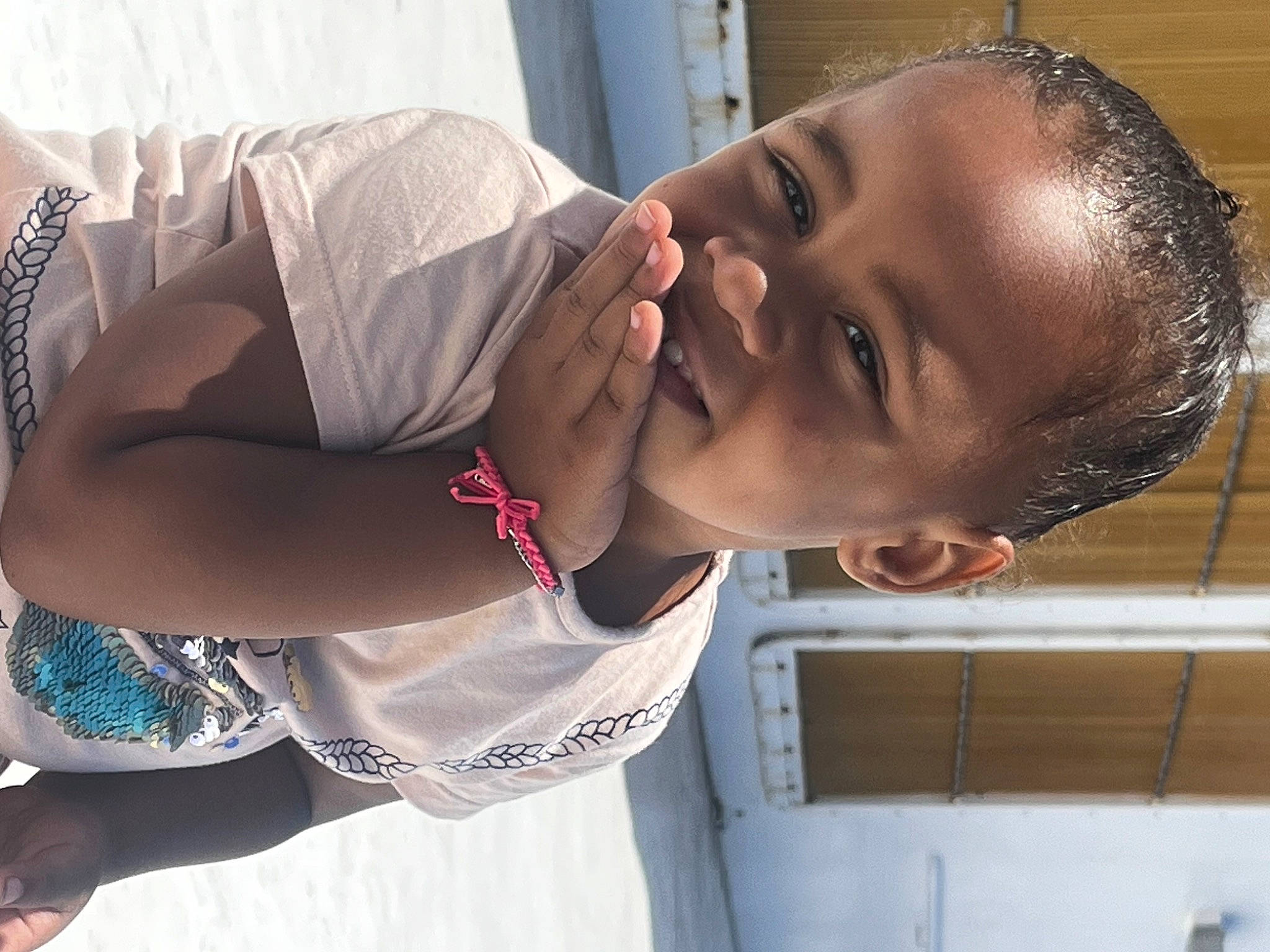 Maëlys a rejoint le concours — aidez-le/la à gagner de superbes lots ! arm, chest, child, cool, elbow, eyelash, fun, happy, human, jaw, joint, mouth, neck, nose, person, sleeve, t_shirt, thigh, toddler, vacation