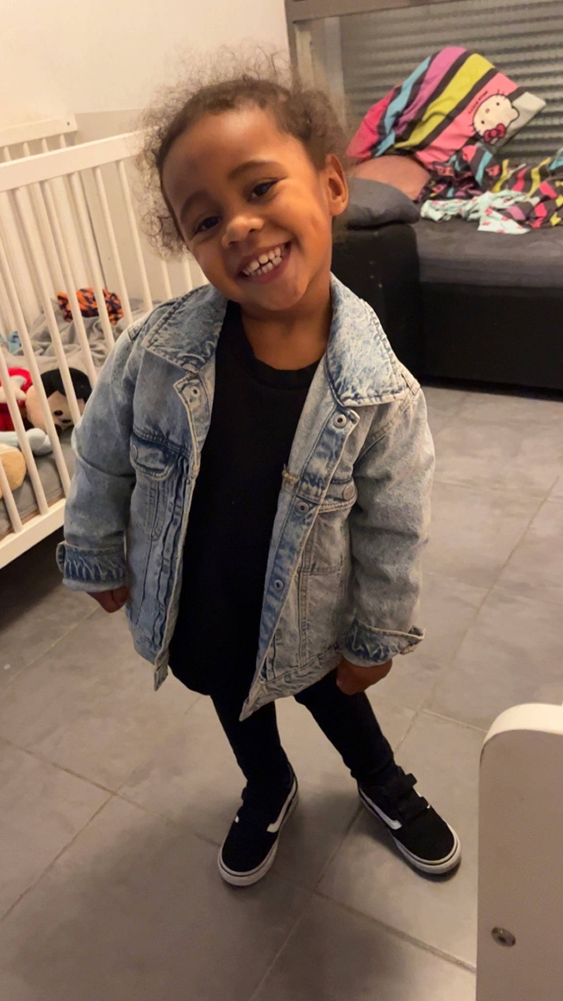 Maëlys a rejoint le concours — aidez-le/la à gagner de superbes lots ! baby_toddler_clothing, black, child, cool, eye, face, flooring, fun, hair, happy, head, joint, joy, person, skin, sleeve, smile, standing, t_shirt, textile