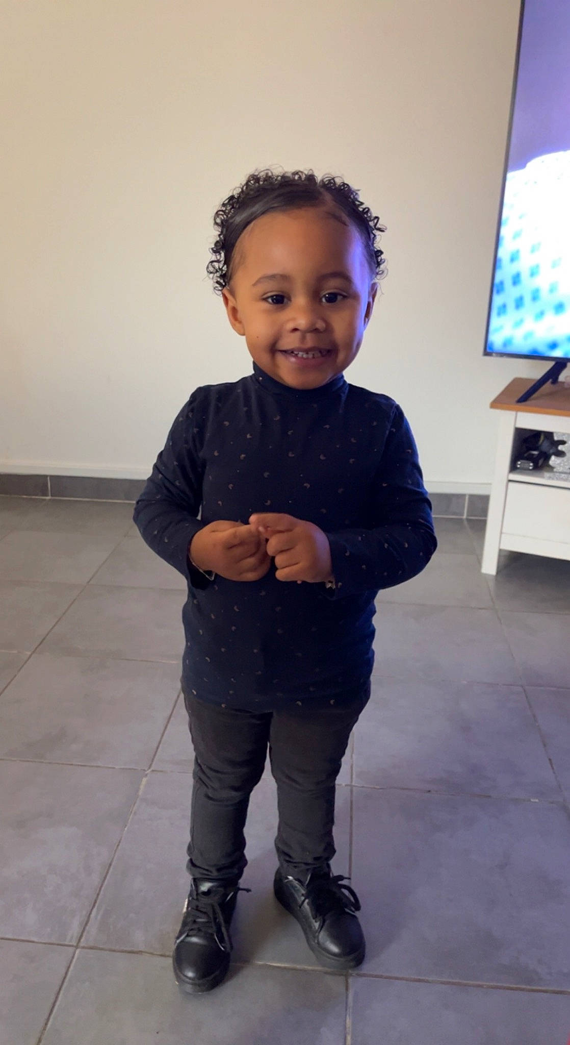 Maëlys participe au concours pour gagner de l'argent avec cette photo : baby_toddler_clothing, child, denim, electric_blue, event, face, fashion_design, flooring, fun, gesture, happy, human_body, joy, knee, leg, person, shoulder, sleeve, smile, standing