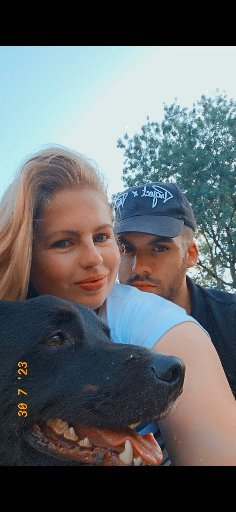 Gonzales participe au concours pour gagner de l'argent avec cette photo : baseball_cap, cap, carnivore, companion_dog, dog, dog_breed, eyewear, facial_expression, friendship, fun, gesture, happy, leisure, personal_protective_equipment, recreation, selfie, sky, smile, travel, tree