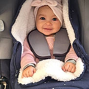 Amelia a rejoint le concours — aidez-le/la à gagner de superbes lots ! baby, child, smiling, stroller, blanket, headwrap, bow, cozy, clothing, winter, warm, cute, infant, face, hands, seated, fabric, stars, portrait, happy