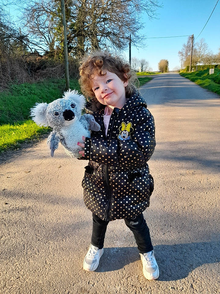 Shayna participe au concours pour gagner de l'argent avec cette photo : child, companion_dog, costume, denim, electric_blue, fun, fur, grass, happy, joy, pattern, people, person, plaid, plant, sky, standing, street_fashion, toddler, toy
