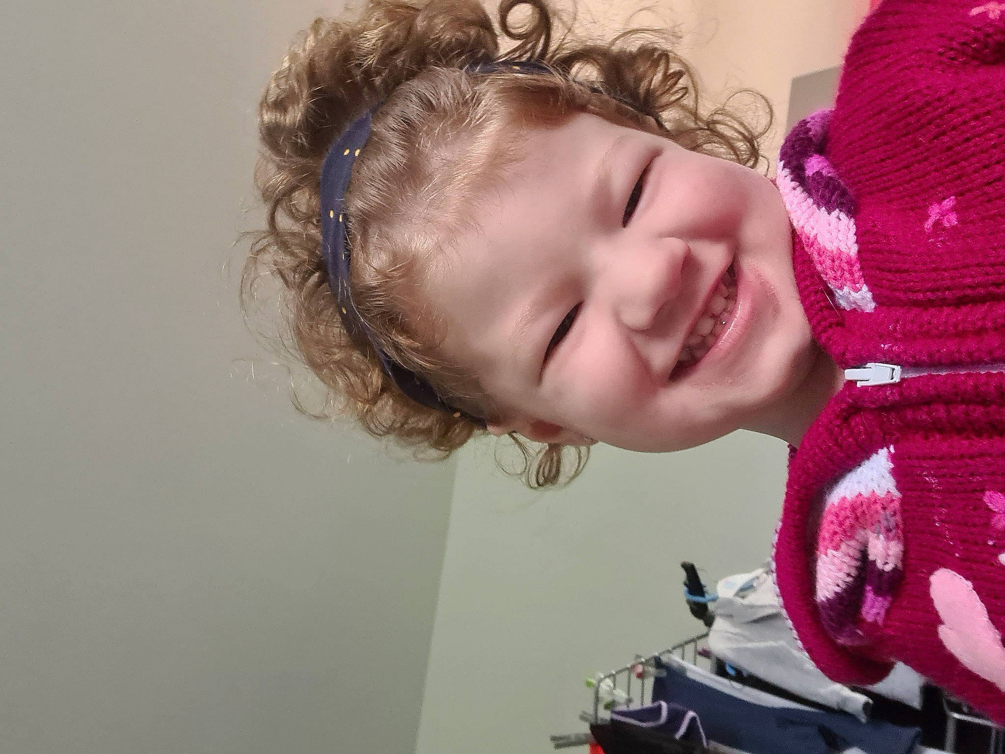 Shayna a rejoint le concours — aidez-le/la à gagner de superbes lots ! brown_hair, child, comfort, eyelash, facial_expression, fashion_accessory, fun, gesture, happy, joy, laugh, lip, magenta, mouth, neck, nose, person, plant, skin, smile