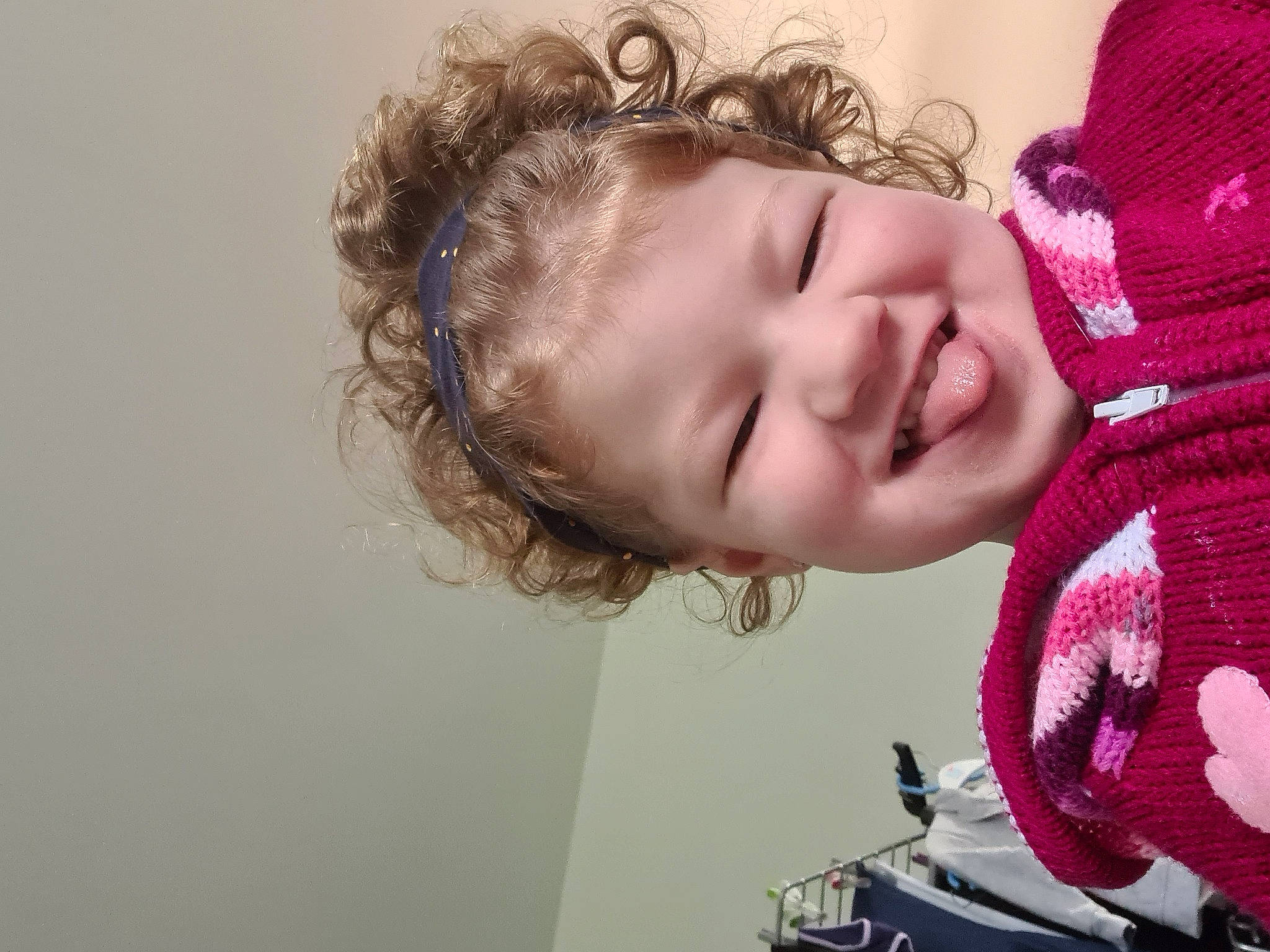 Shayna a rejoint le concours — aidez-le/la à gagner de superbes lots ! brown_hair, carmine, cheek, child, comfort, eyebrow, eyelash, fashion_accessory, fun, happy, iris, joy, lip, magenta, mouth, neck, nose, pattern, person, skin