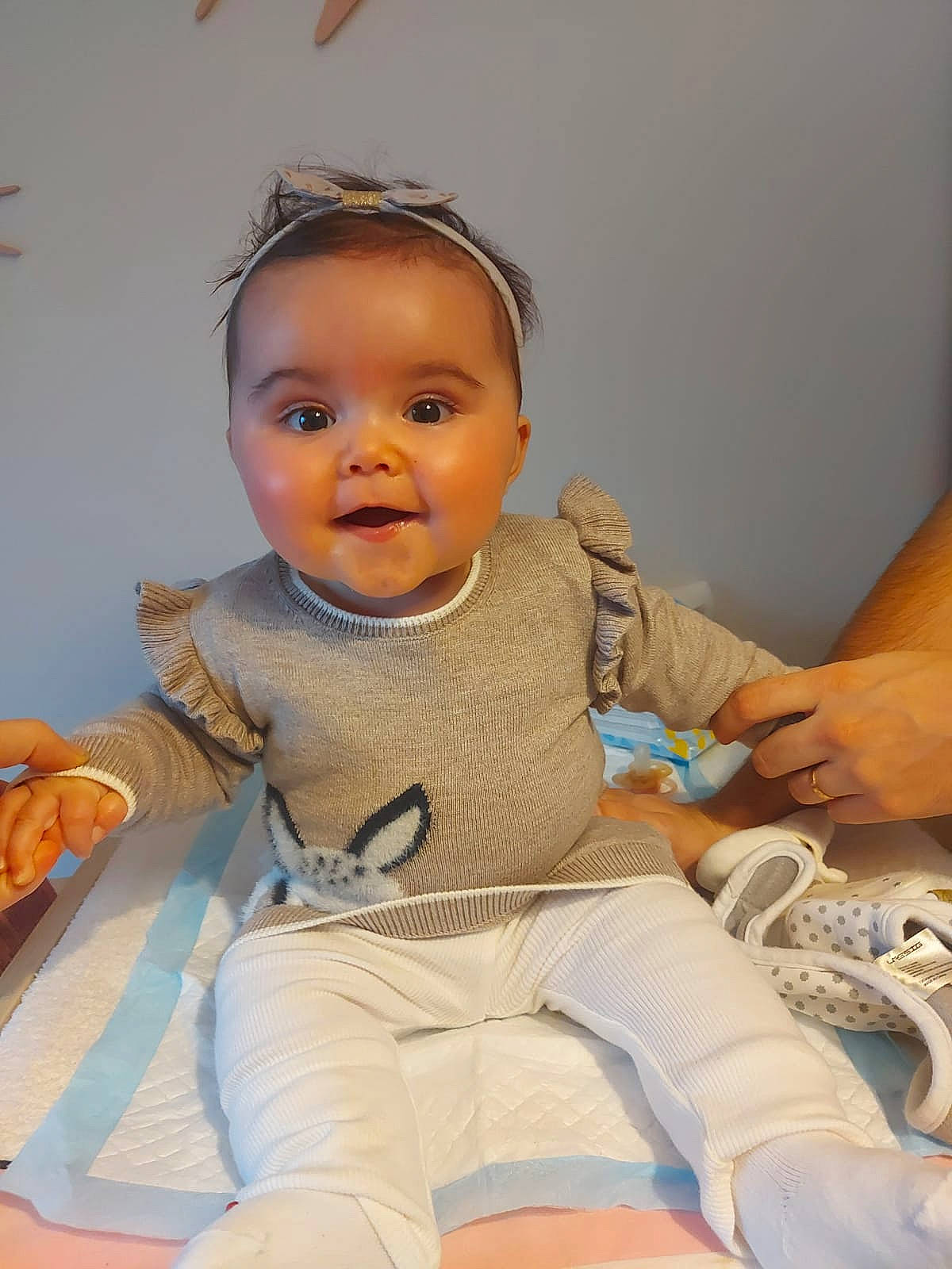 Lila a rejoint le concours — aidez-le/la à gagner de superbes lots ! abdomen, baby, baby_toddler_clothing, chair, cheek, child, comfort, finger, flooring, fun, happy, head, human_leg, knee, person, room, sitting, skin, smile, thigh