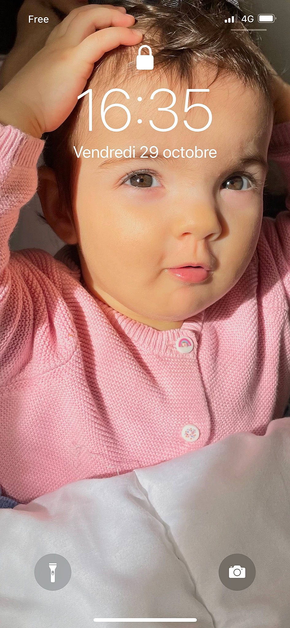 Rihanna participe au concours pour gagner de l'argent avec cette photo : baby_toddler_clothing, cheek, chin, ear, eye, eyebrow, eyelash, forehead, gesture, happy, head, human, iris, lip, mouth, neck, nose, person, pink, skin