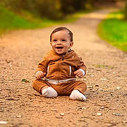 Nolan a rejoint le concours — aidez-le/la à gagner de superbes lots ! baby, bokeh, child, cute, dirt_path, eyes, fall, greenery, ground, happy, hoodie, infant, nature, one_person, outdoor, portrait, sitting, smiling, socks, trail
