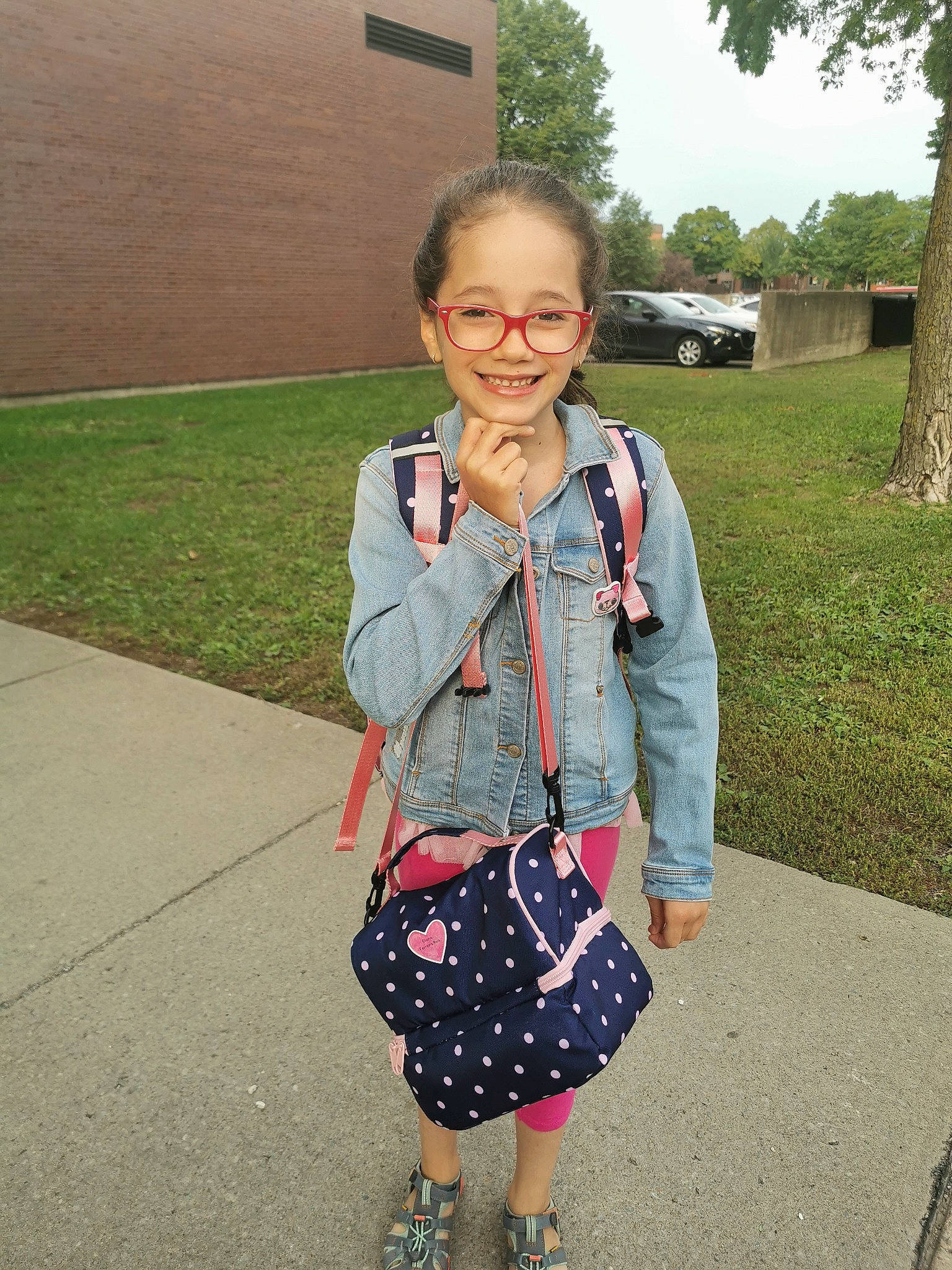 Eliana a rejoint le concours — aidez-le/la à gagner de superbes lots ! child, clothing, denim, design, dress, eyewear, fashion, fashion_accessory, footwear, glasses, joy, pattern, person, shoe, shorts, snapshot, street_fashion, summer, t_shirt, textile