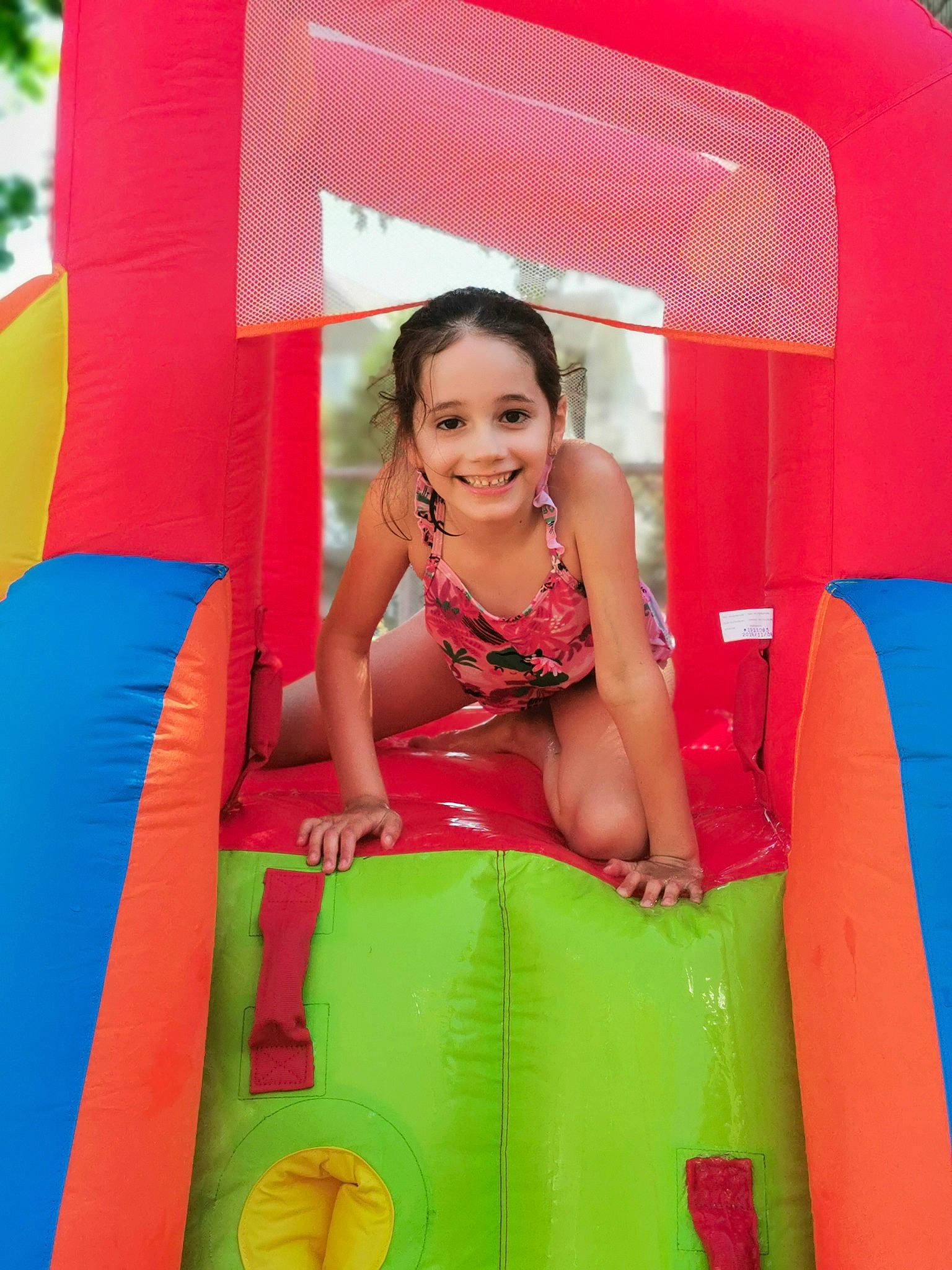 Eliana participe au concours pour gagner de l'argent avec cette photo : fun, games, inflatable, joy, leg, leisure, outdoor_play_equipment, person, pink, play, recreation, sitting, smile, summer, thigh, yellow