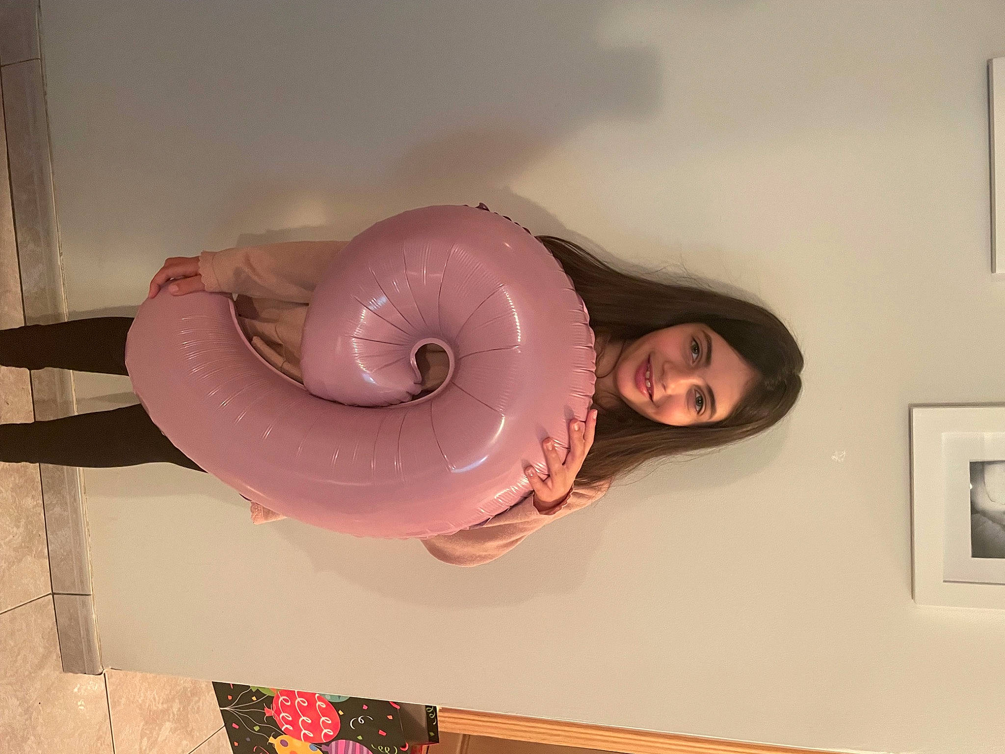 Eva participe au concours pour gagner de l'argent avec cette photo : art, balloon, comfort, elbow, eyelash, flesh, fun, happy, human_leg, joy, magenta, person, picture_frame, pink, smile, thigh, visual_arts, wrist