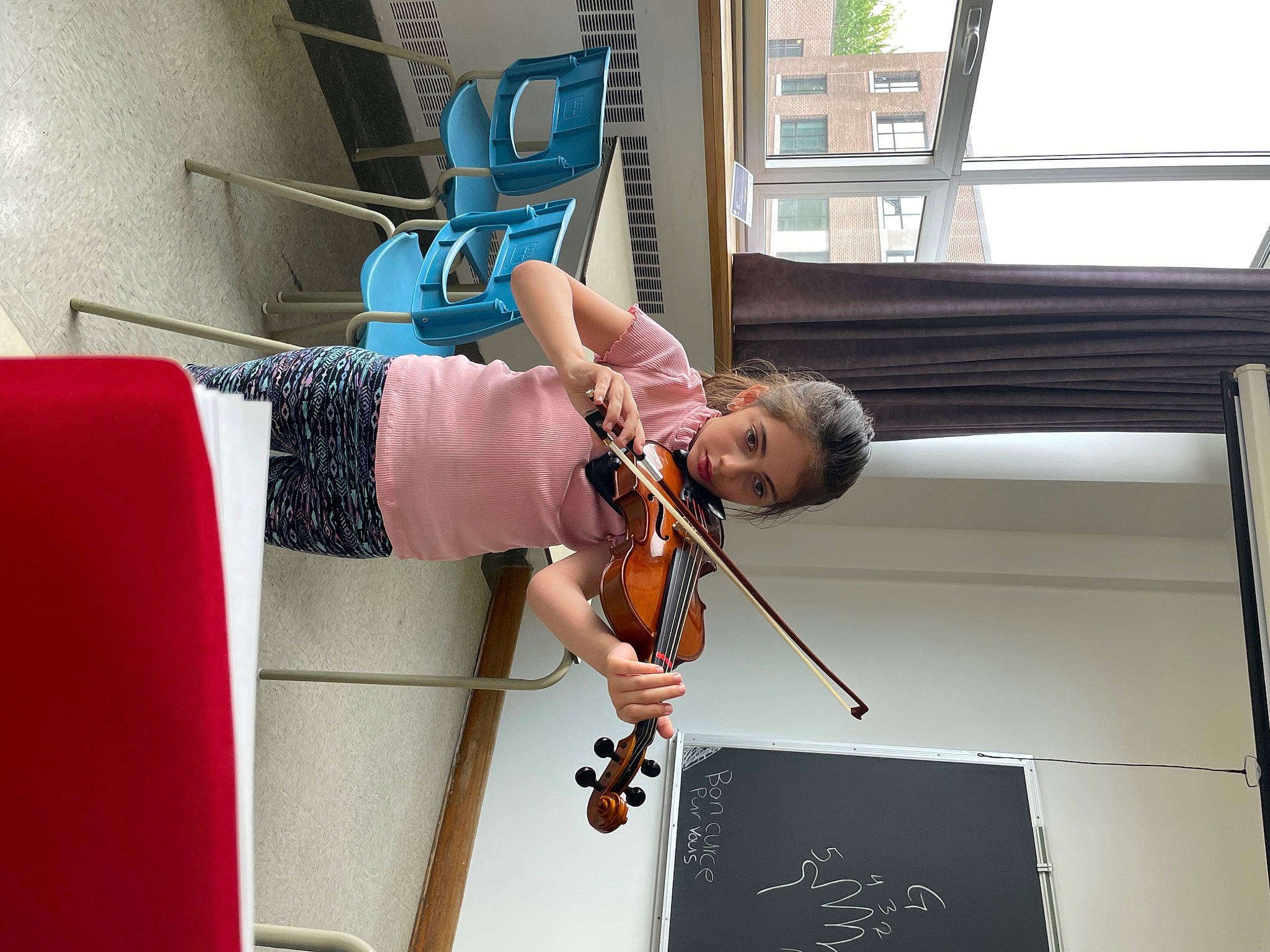 Eva a rejoint le concours — aidez-le/la à gagner de superbes lots ! comfort, door, elbow, event, fun, joint, leisure, music, musical_instrument, person, plant, room, shoulder, t_shirt, window, wrist