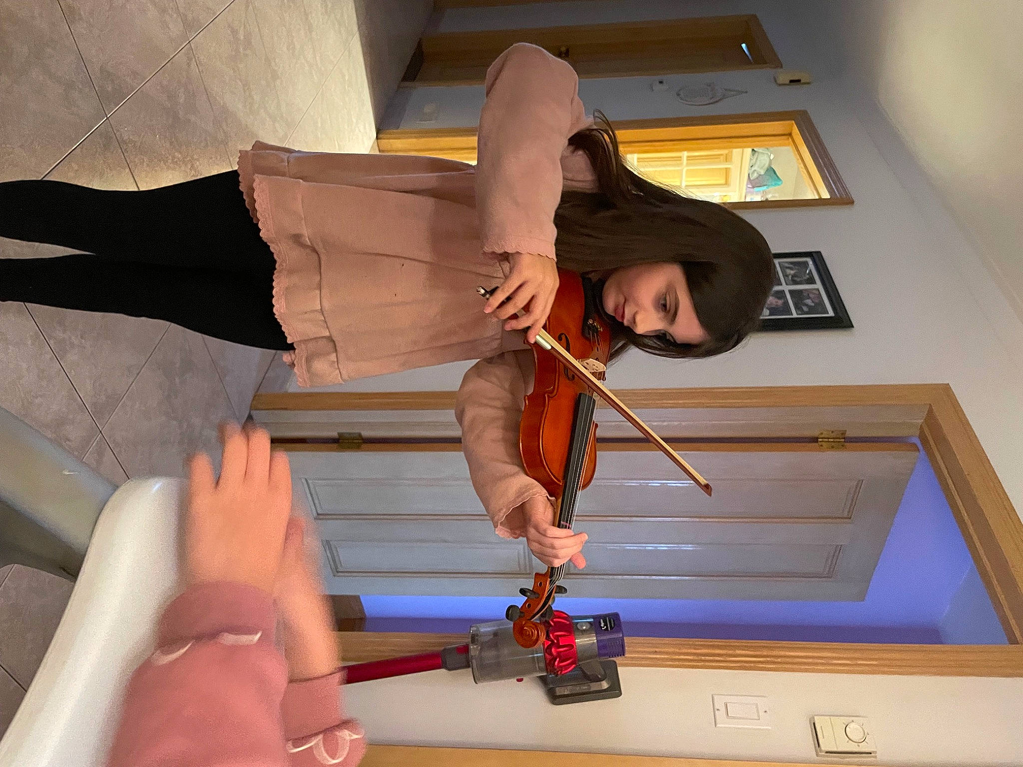 Eva a rejoint le concours — aidez-le/la à gagner de superbes lots ! dress, fashion_design, finger, flooring, hardwood, hat, machine, nail, person, picture_frame, room, thumb, tool, toy, wood, wrist