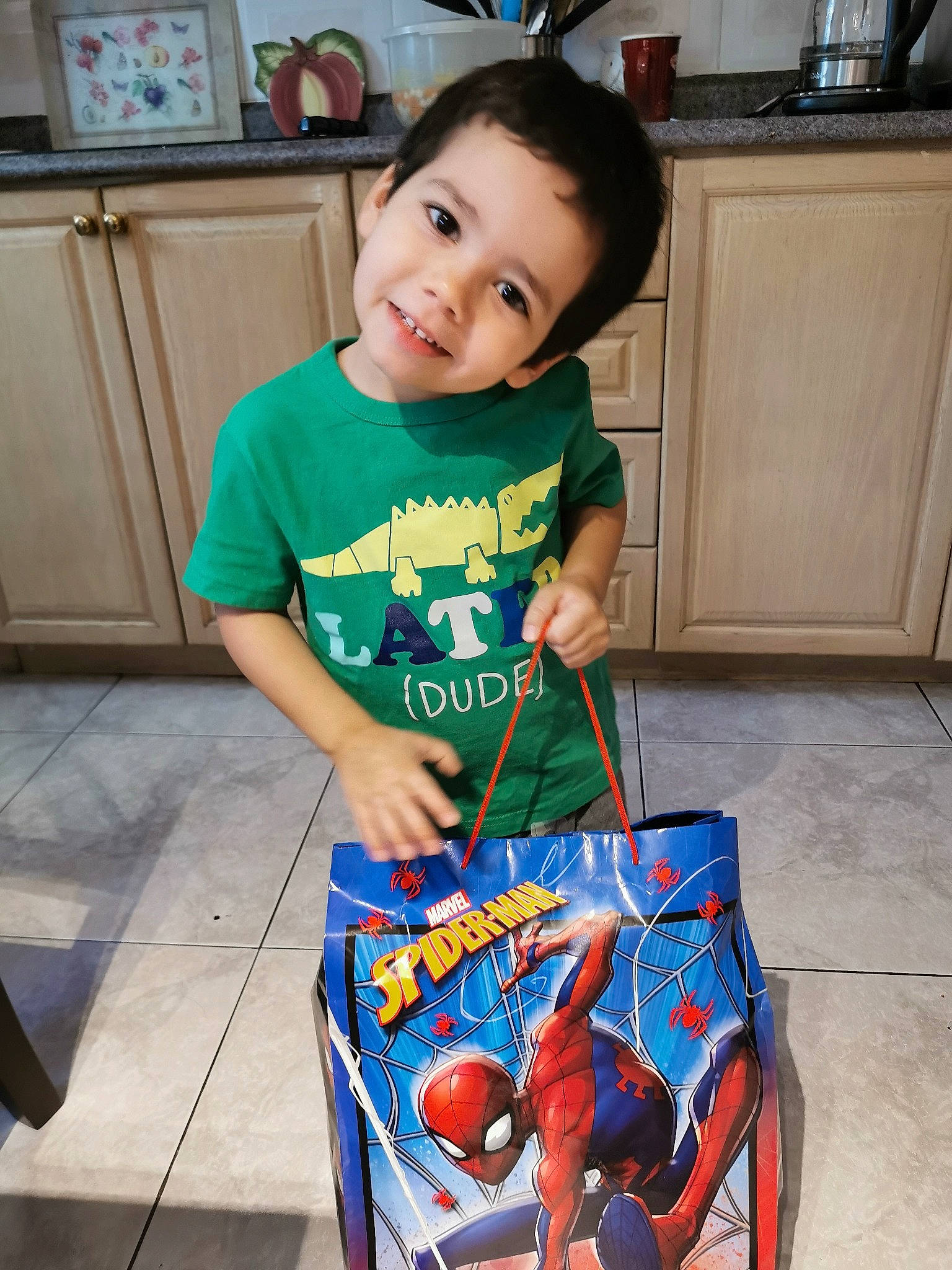 Mikael a rejoint le concours — aidez-le/la à gagner de superbes lots ! baby, child, fictional_character, holiday, joy, person, play, t_shirt, toddler