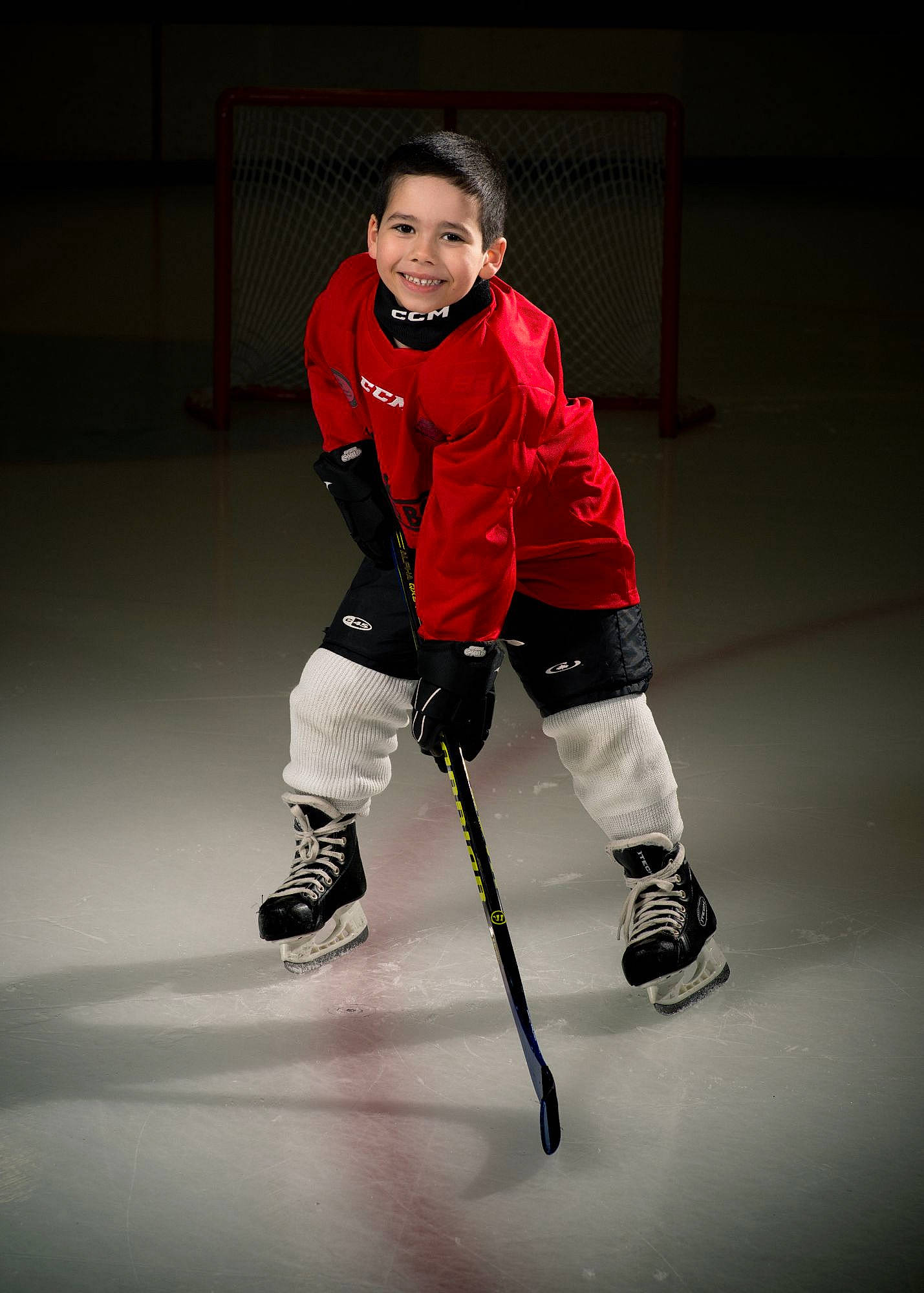 Mikael participe au concours pour gagner de l'argent avec cette photo : ball_game, boot, hockey, ice_hockey, ice_hockey_equipment, ice_rink, jersey, joy, knee, person, player, recreation, shorts, skating, sports, sports_equipment, sports_gear, sports_uniform, sportswear, stick_and_ball_games
