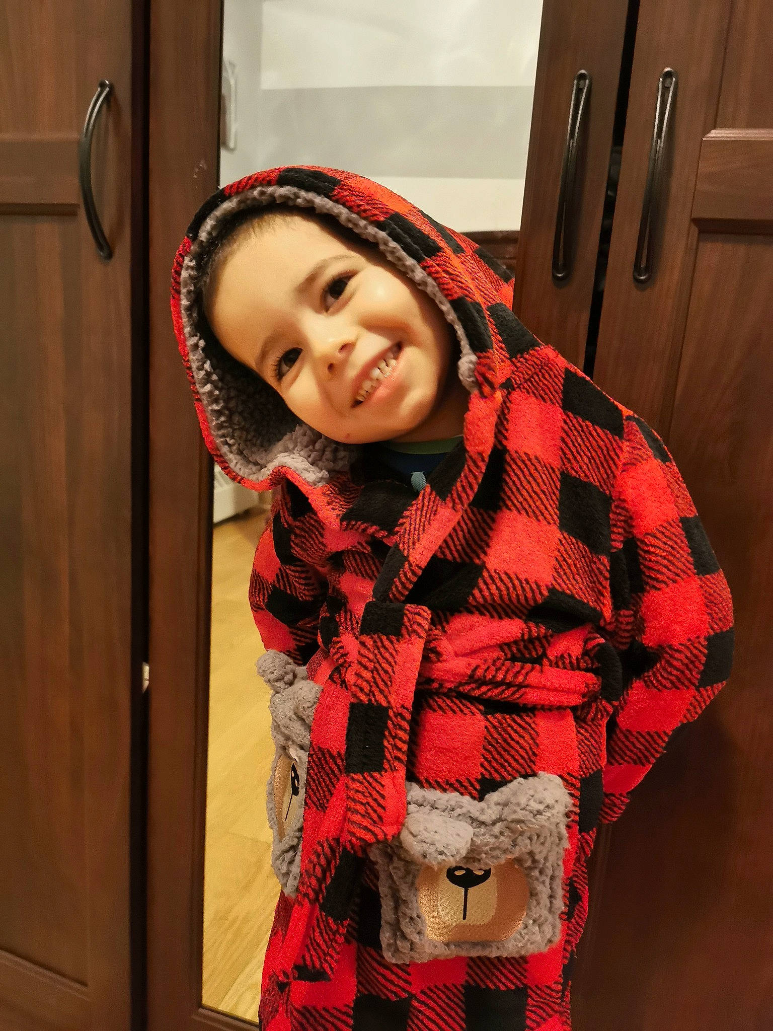 Mikael participe au concours pour gagner de l'argent avec cette photo : child, child_model, design, joy, outerwear, pattern, person, plaid, smile, sweater, tartan, textile, wool