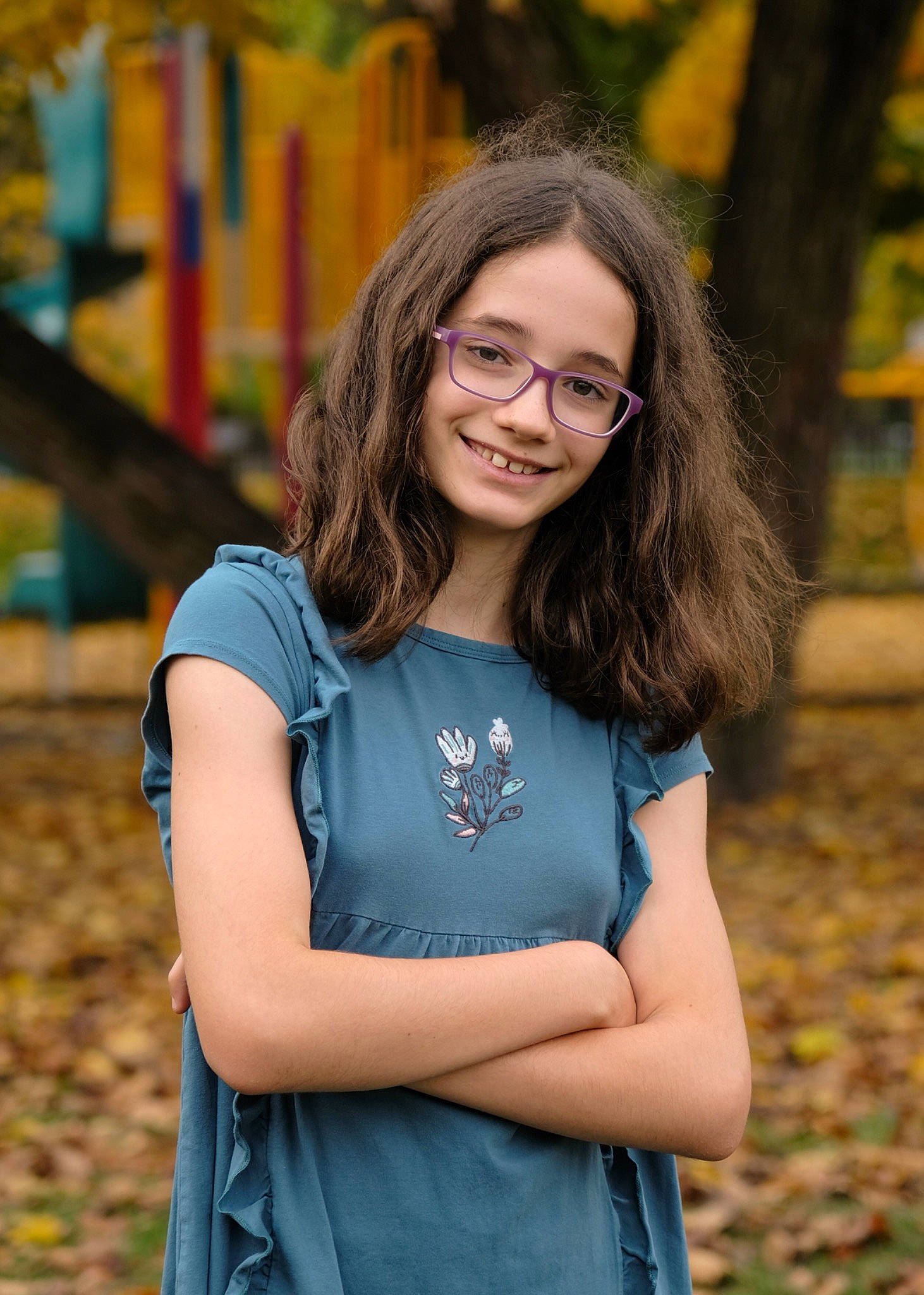 Eliana a rejoint le concours — aidez-le/la à gagner de superbes lots ! black_hair, blond, child, electric_blue, eye, eyewear, facial_expression, flash_photography, glasses, grass, happy, jewellery, joy, leisure, long_hair, people_in_nature, person, sleeve, smile, t_shirt