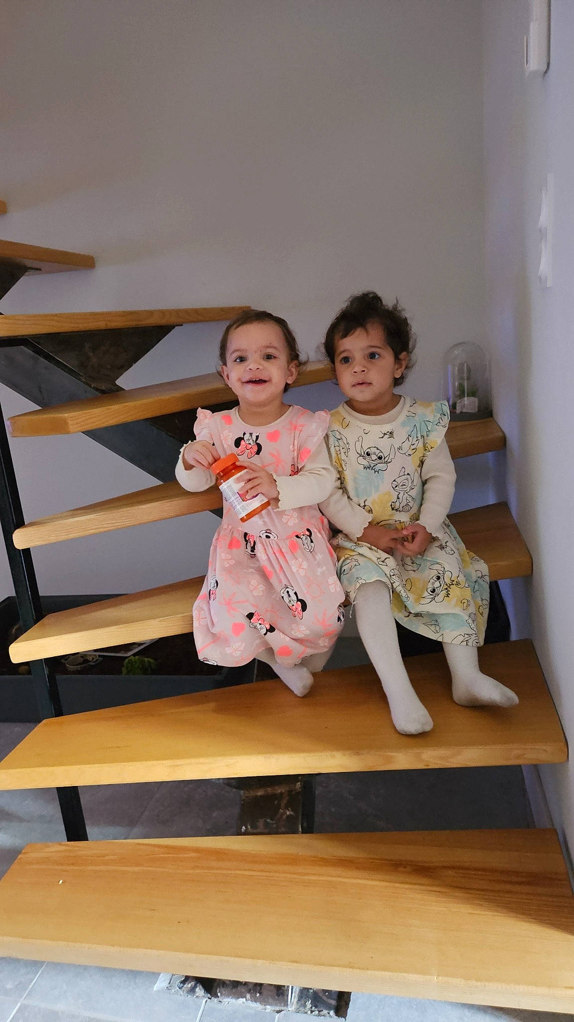 Anna Et Sofia a rejoint le concours — aidez-le/la à gagner de superbes lots ! baby, baby_toddler_clothing, barefoot, chair, child, comfort, dress, event, flooring, foot, fun, happy, joy, person, room, sitting, sleeve, smile, standing, t_shirt