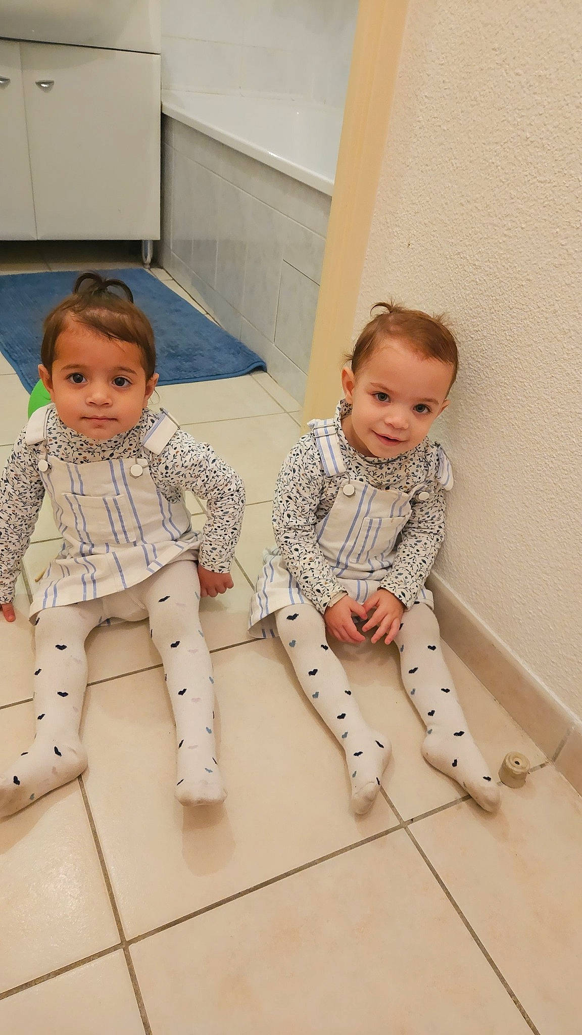 Anna Et Sofia participe au concours pour gagner de l'argent avec cette photo : baby, baby_toddler_clothing, barefoot, child, collar, face, floor, flooring, foot, fun, happy, joint, joy, knee, leg, pajamas, pattern, person, sitting, sleeve