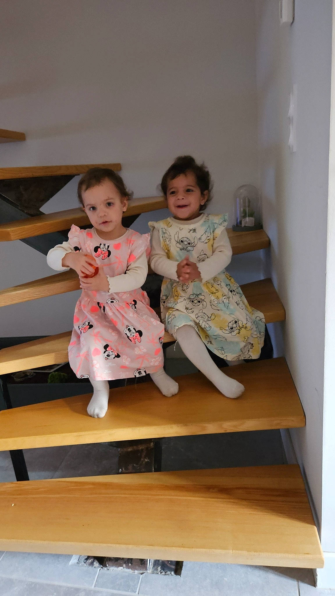 Anna Et Sofia a rejoint le concours — aidez-le/la à gagner de superbes lots ! arm, baby_toddler_clothing, barefoot, child, comfort, dress, facial_expression, floor, flooring, foot, hairstyle, happy, human_leg, joy, leg, person, shoulder, skin, sleeve, thigh