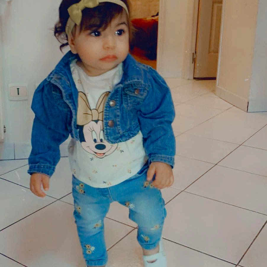 Sousa Neres a rejoint le concours — aidez-le/la à gagner de superbes lots ! cheek, child, denim, jeans, outerwear, standing, toddler