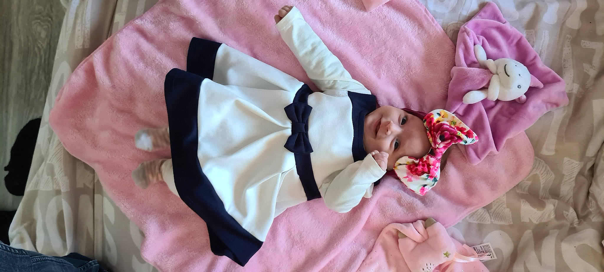 Kloé participe au concours pour gagner de l'argent avec cette photo : baby, baby_products, baby_safety, baby_sleeping, baby_toddler_clothing, bedtime, child, comfort, eye, head, headwear, human_body, joy, linens, magenta, pattern, person, pink, product, skin