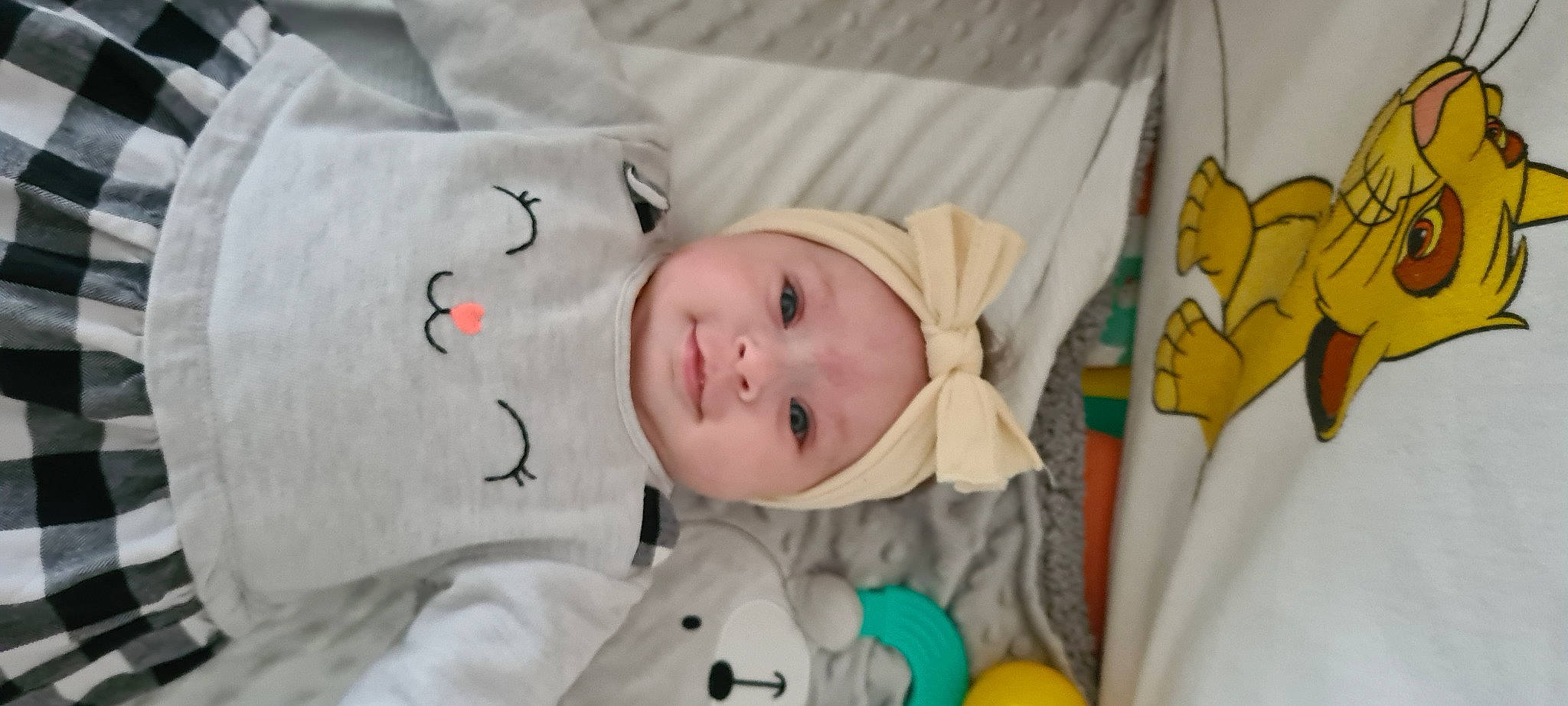 Kloé a rejoint le concours — aidez-le/la à gagner de superbes lots ! baby, baby_products, baby_safety, baby_sleeping, baby_toddler_clothing, bed, bedding, bedtime, cheek, child, comfort, eye, head, headwear, infant_bed, linens, person, product, room, sleeve