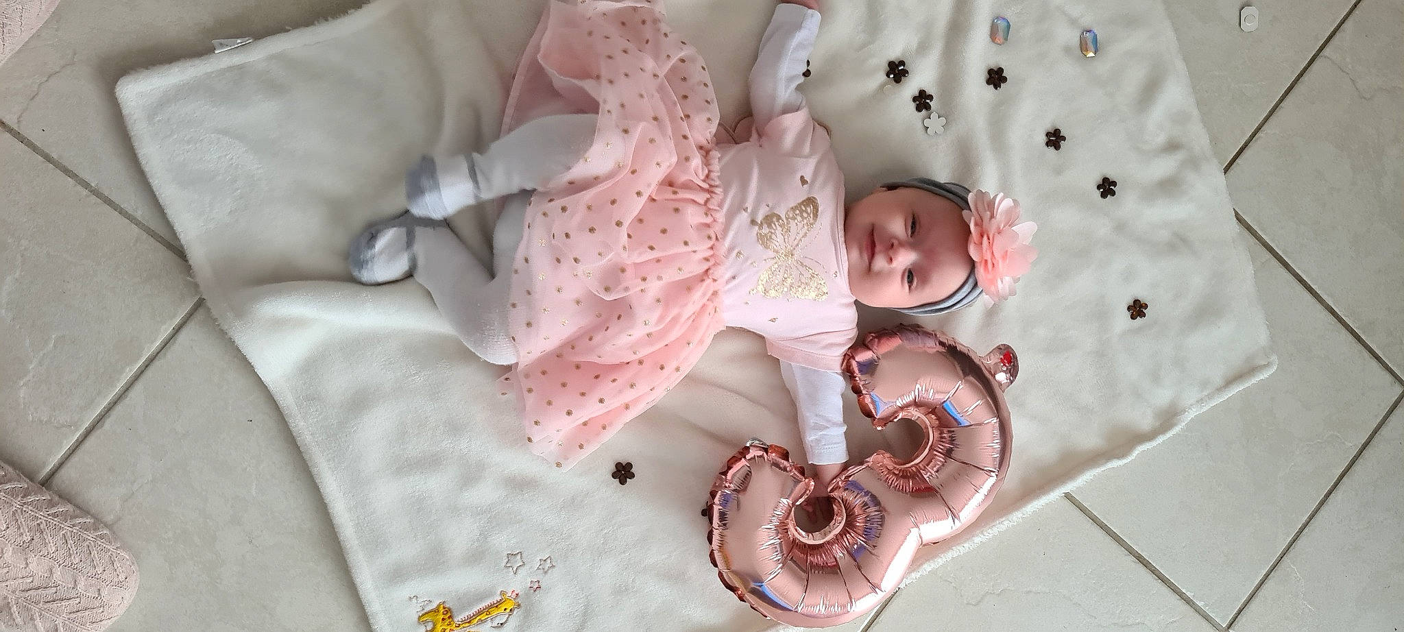 Kloé a rejoint le concours — aidez-le/la à gagner de superbes lots ! baby, baby_products, baby_sleeping, baby_toddler_clothing, bedding, cheek, child, comfort, dress, event, fashion_accessory, hair_accessory, headwear, jewellery, joy, linens, pattern, peach, person, pink