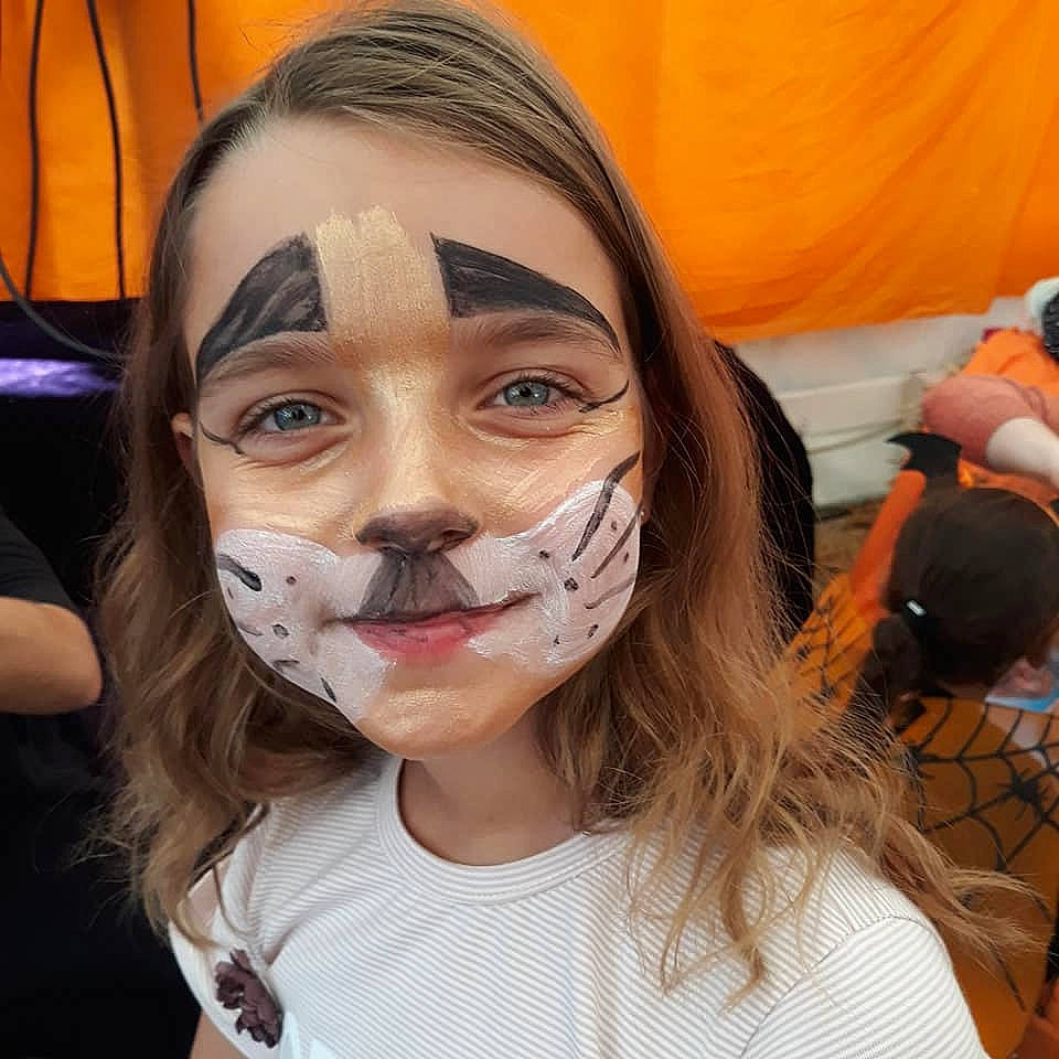 Léane a rejoint le concours — aidez-le/la à gagner de superbes lots ! art, cheek, costume, duct_tape, eyebrow, face, forehead, head, headgear, mask, moustache, mouth, nose, person