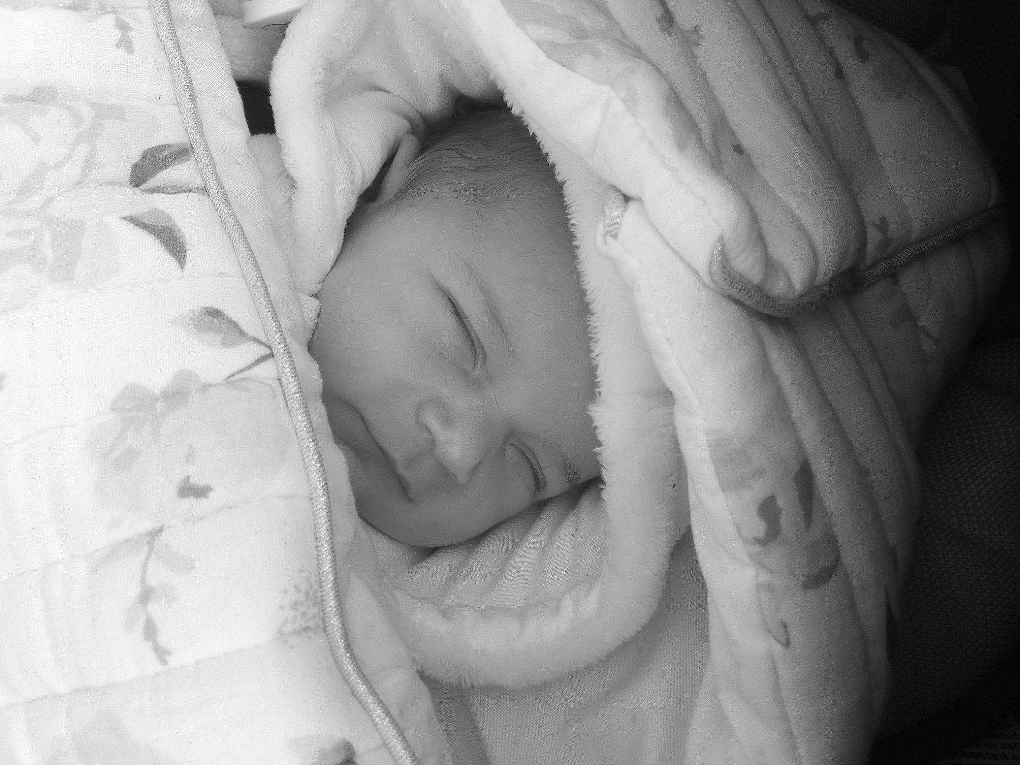 Ruby participe au concours pour gagner de l'argent avec cette photo : baby, bedtime, child, comfort, face, flash_photography, gesture, happy, headwear, iris, linens, monochrome, monochrome_photography, nap, person, portrait_photography, room, skin, sleep, thumb