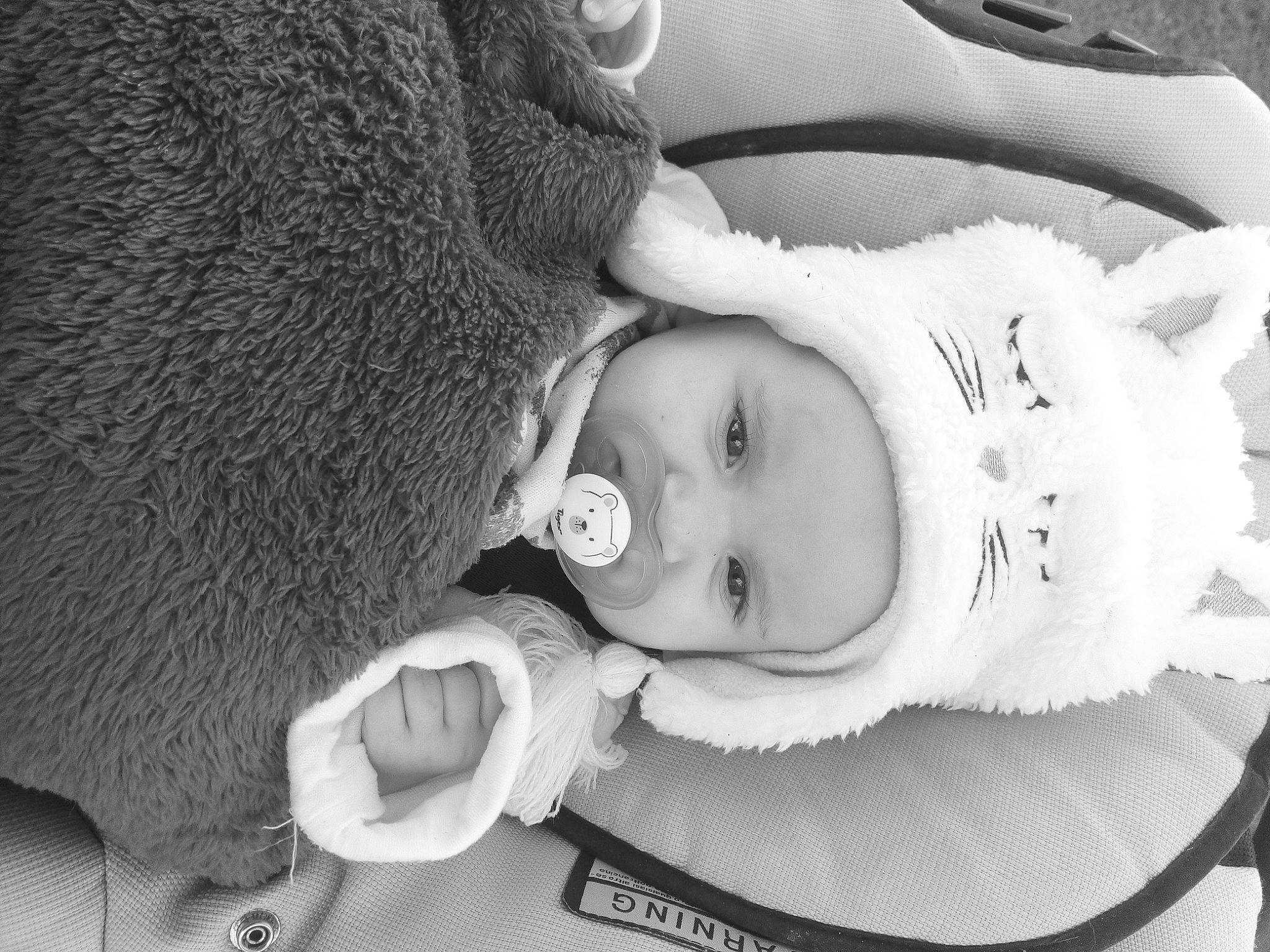 Ruby participe au concours pour gagner de l'argent avec cette photo : arm, baby, black, cheek, comfort, eye, eyebrow, eyelash, face, flash_photography, gesture, hand, happy, head, headwear, human_body, iris, lip, mouth, nose