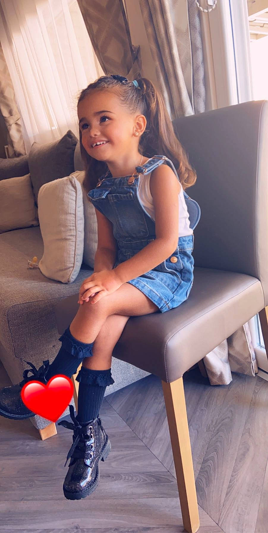 Mizzy participe au concours pour gagner de l'argent avec cette photo : arm, black, comfort, dress, face, facial_expression, fashion, hair, hairstyle, human, joint, joy, leg, lip, neck, organ, person, photograph, shoe, shoulder