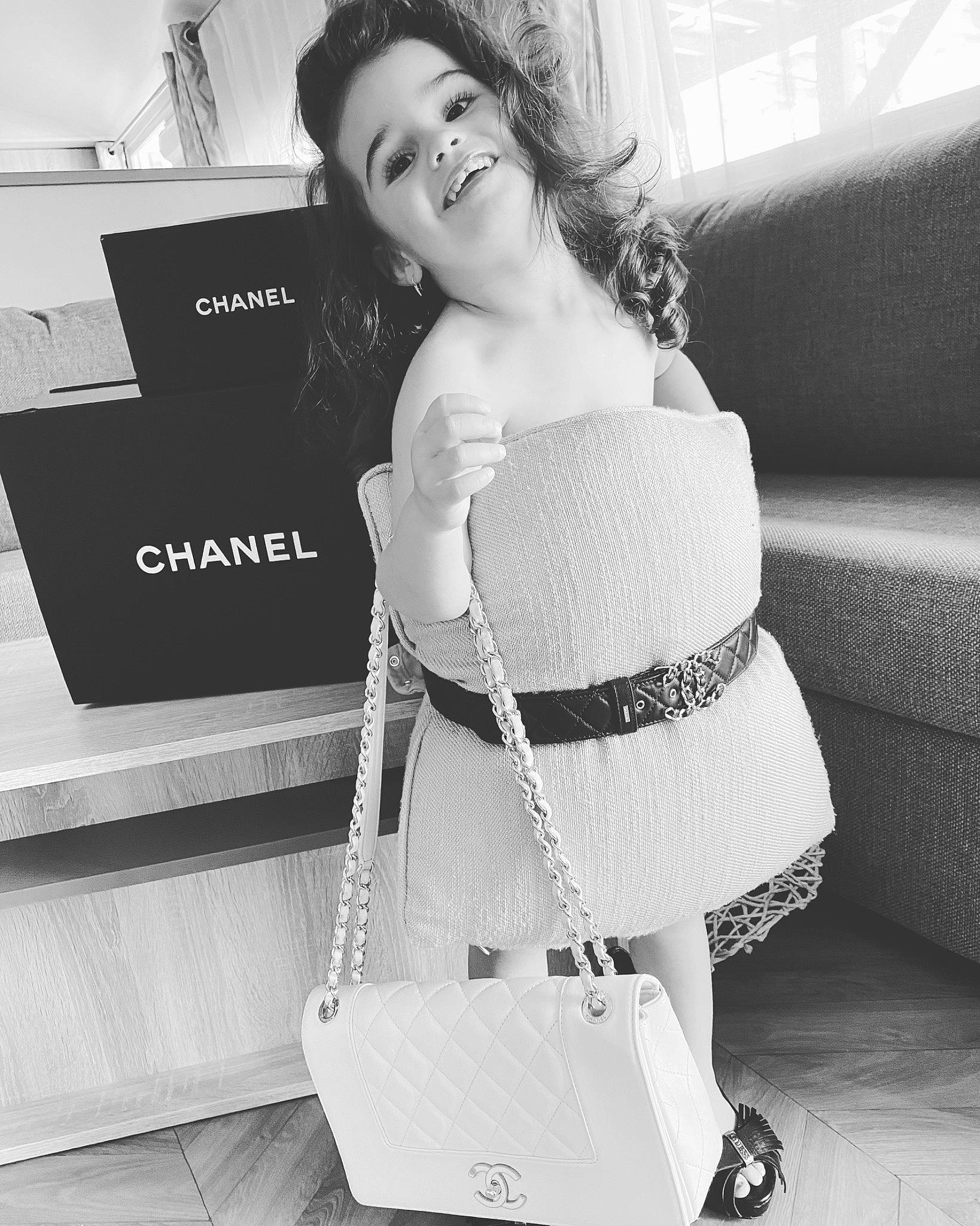 Mizzy participe au concours pour gagner de l'argent avec cette photo : bag, beauty, black_and_white, couch, fashion_design, living_room, long_hair, model, monochrome, monochrome_photography, person, photo_shoot, shoulder_bag, style