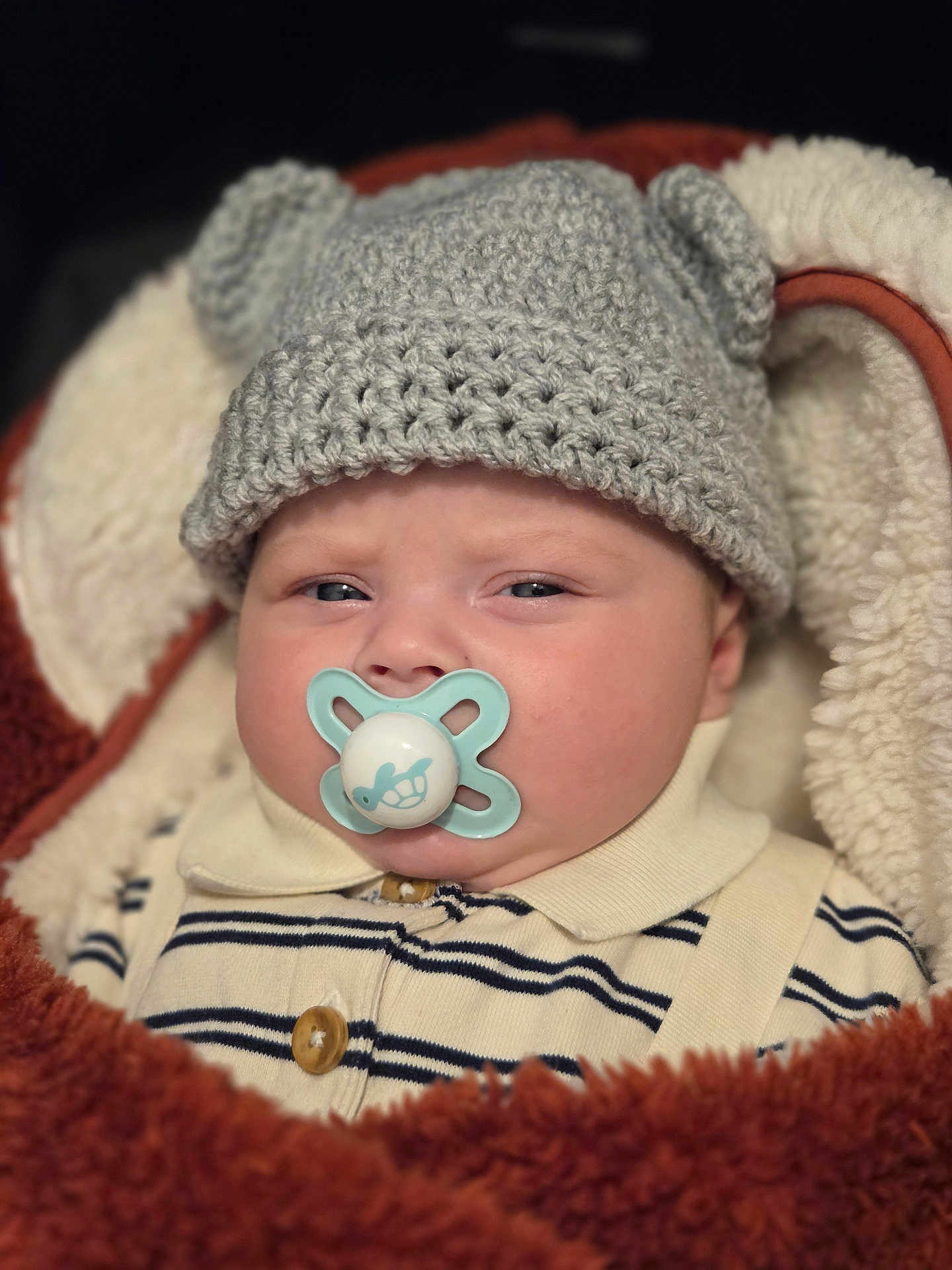 Arthur a rejoint le concours — aidez-le/la à gagner de superbes lots ! baby, pacifier, knitted_hat, blanket, striped_clothing, face, headwear, infant, cozy, cute, child, portrait, indoor, warm, soft_texture, buttoned_shirt, expression, baby_boy, newborn, sitting