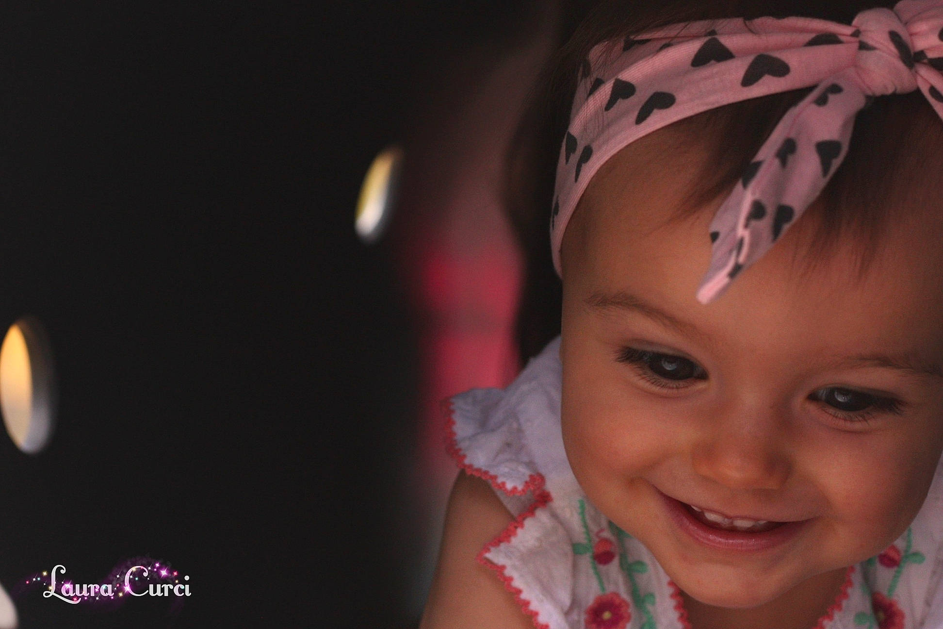 Ely a rejoint le concours — aidez-le/la à gagner de superbes lots ! baby, cheek, child, ear, eye, face, forehead, fun, hair_accessory, happy, head, headgear, headpiece, joy, lip, nose, person, photography, pink, skin