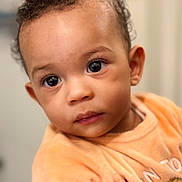 Kingston a rejoint le concours — aidez-le/la à gagner de superbes lots ! adorable, baby, child, close_up, curly_hair, cute, expression, face, head, indoors, infant, large_eyes, looking_away, peach_clothing, person, portrait, skin, small_hand, soft_light, young_child