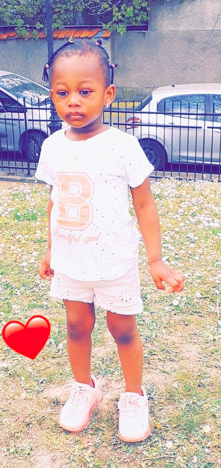 Natta participe au concours pour gagner de l'argent avec cette photo : baby_toddler_clothing, child, child_model, design, grass, pattern, person, pink, play, product, shoe, sleeve, smile, standing, summer, t_shirt, toddler, yellow